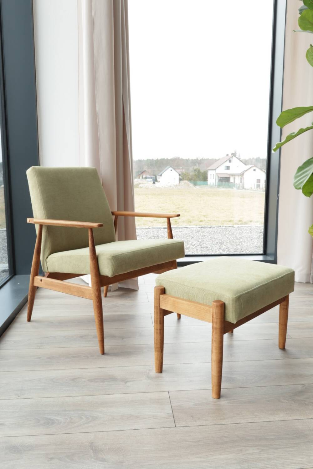 Fauteuil scandinave en bois avec repose-pieds vert olive