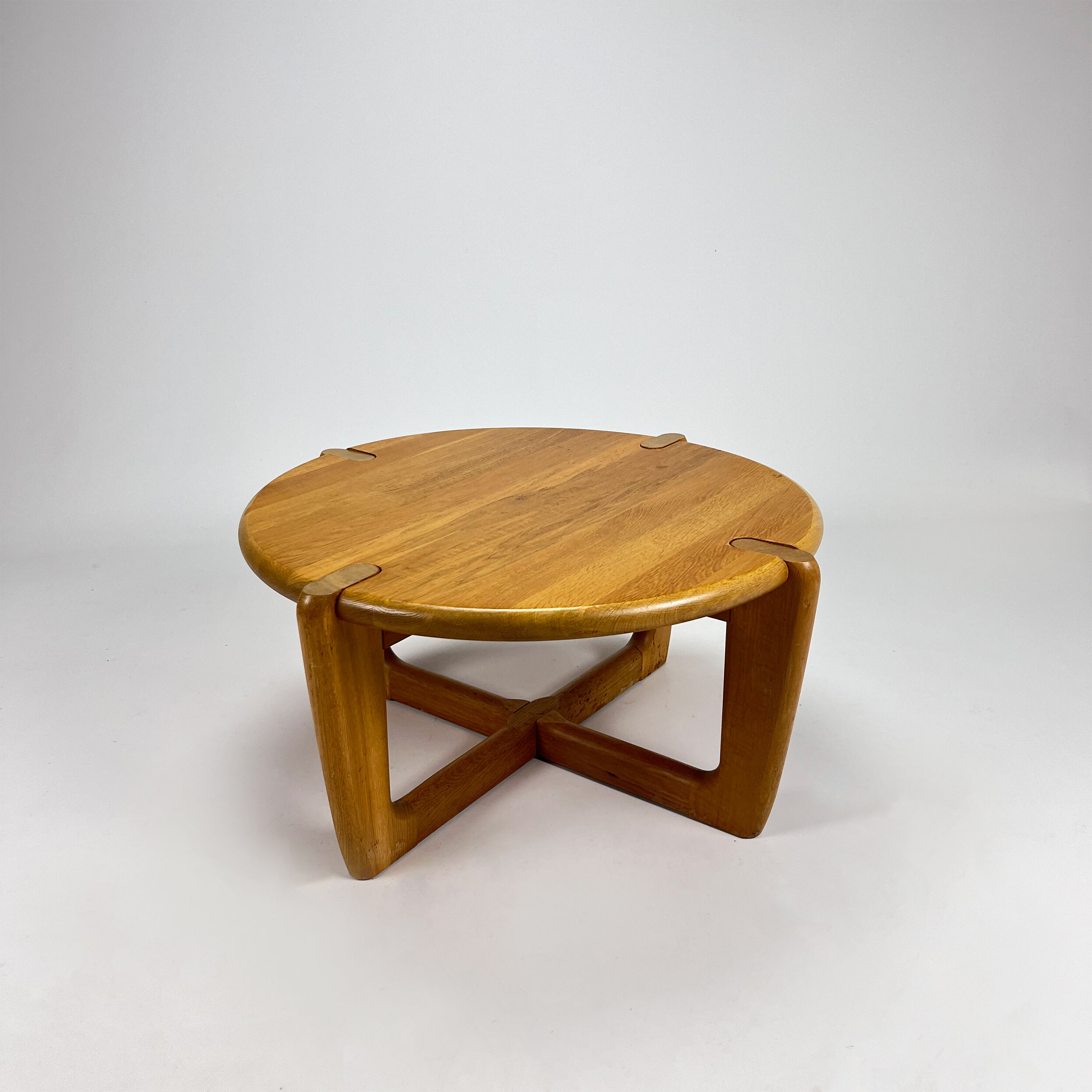 Mid Century Scandinavian Round Oak Coffee table, 1960s