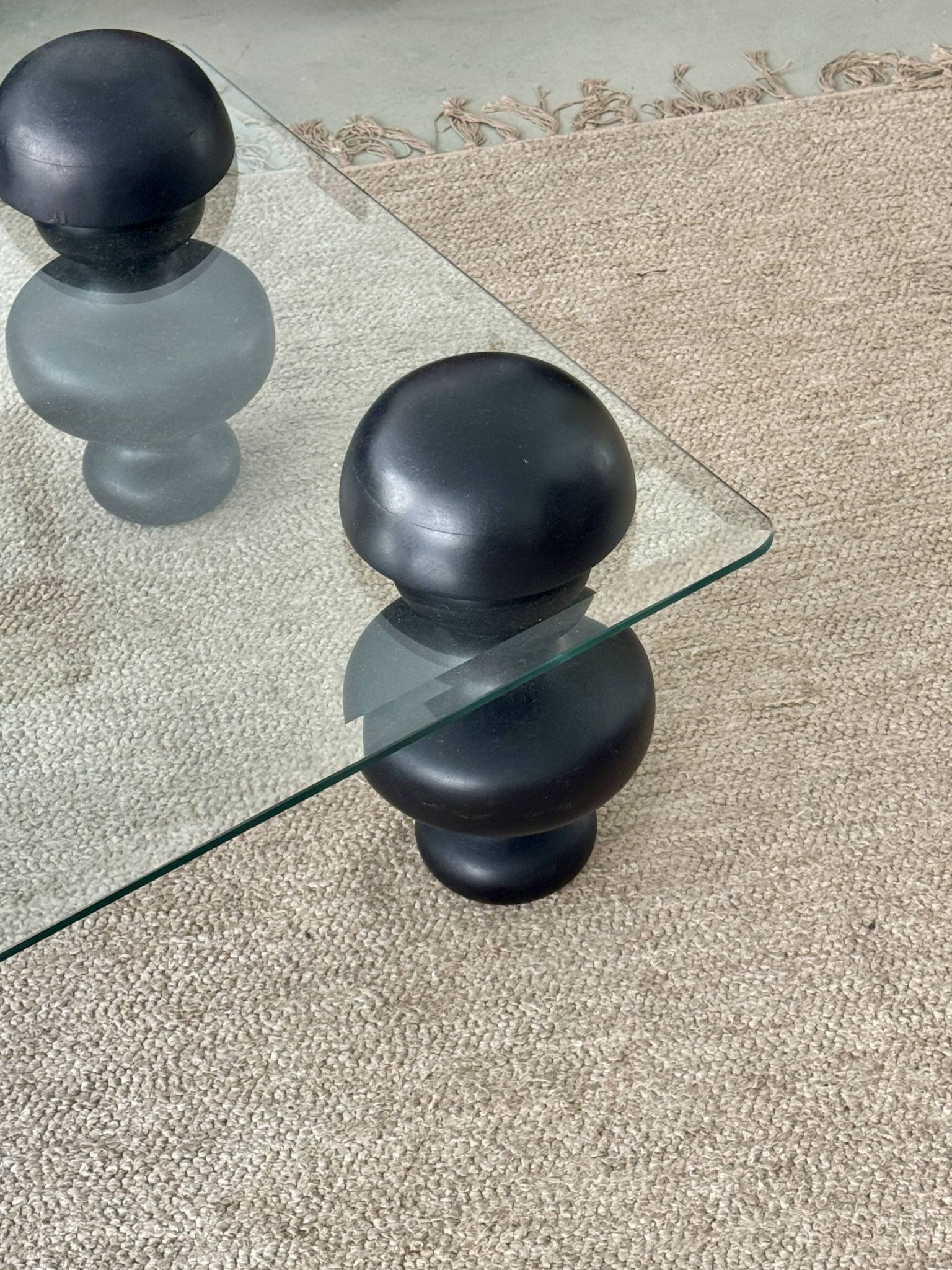 Coffee table in glass and mango wood