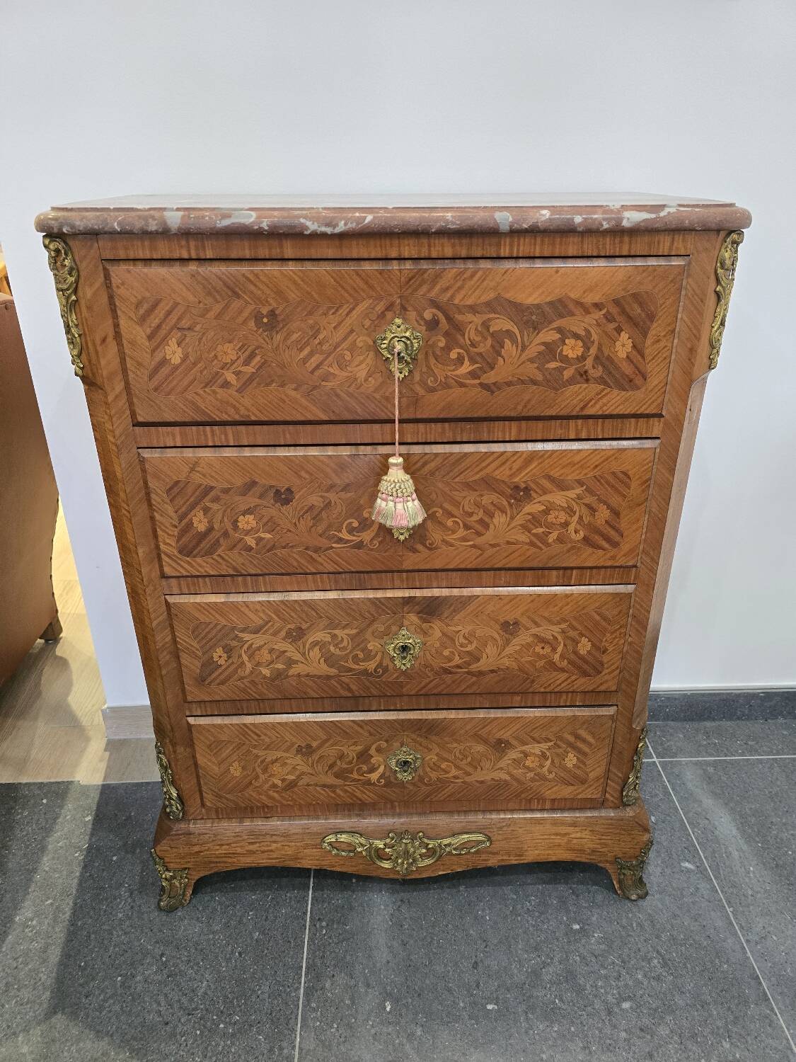 Louis XV chest of drawers in marquetry and gilded bronze - Marble top