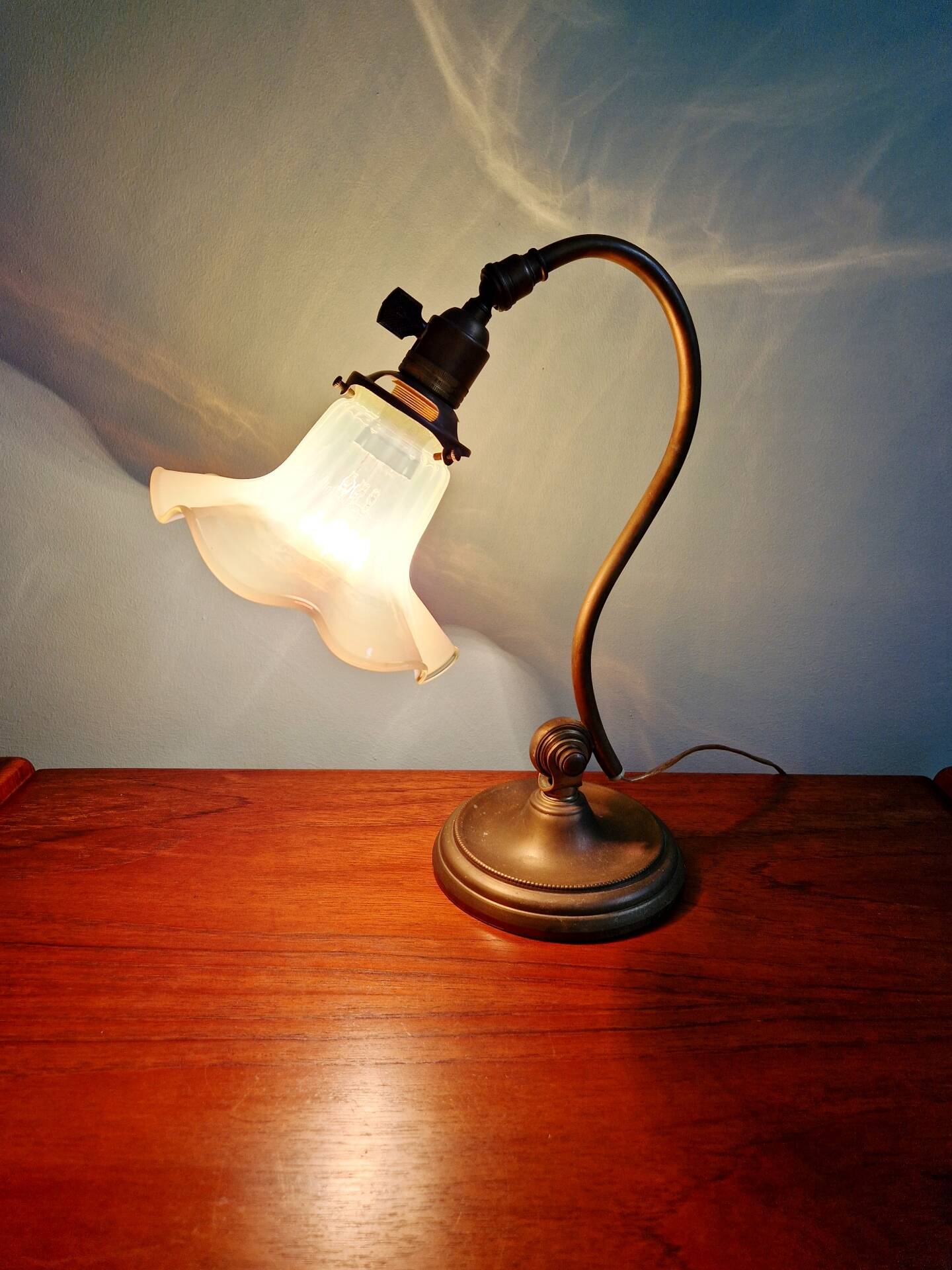 Art Nouveau desk lamp, bronze and opalescent glass