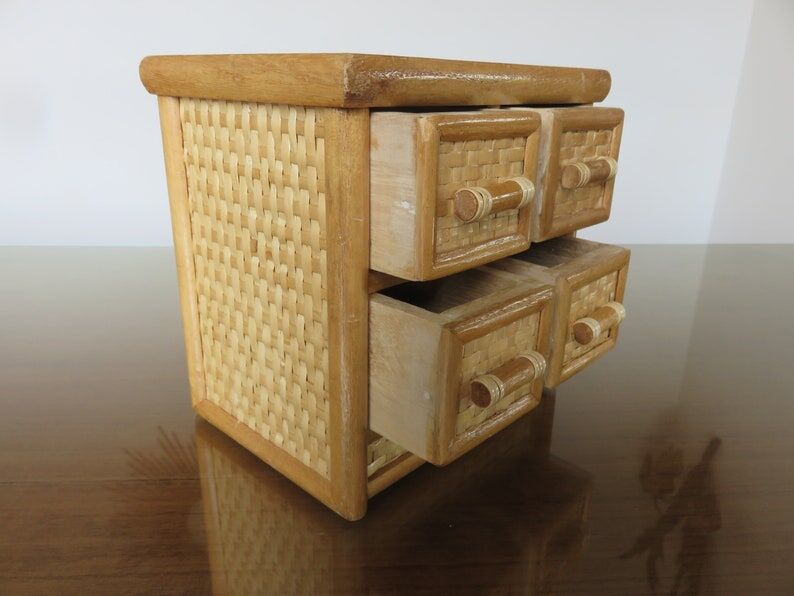 Boite à bijoux commode miniature en rotin années 70