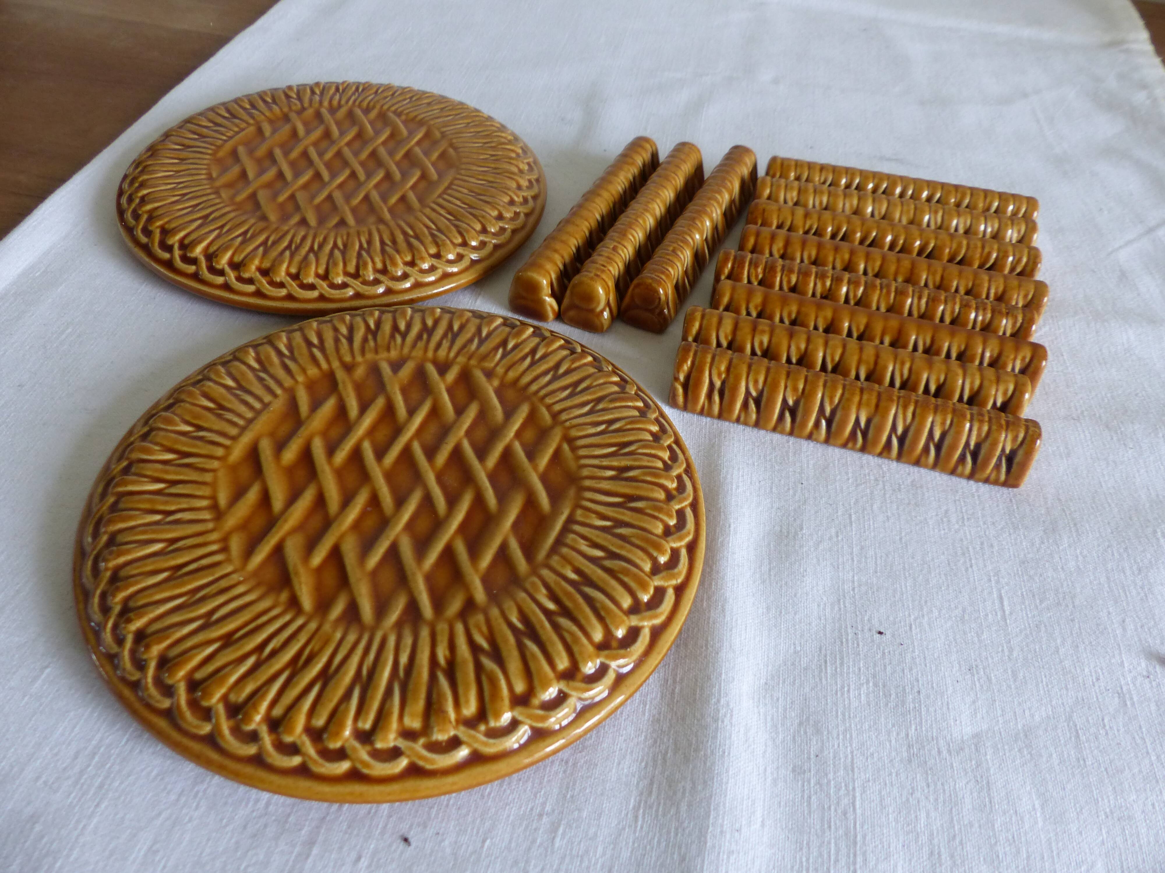 11 knife holders and 2 bottle coasters in Gien earthenware