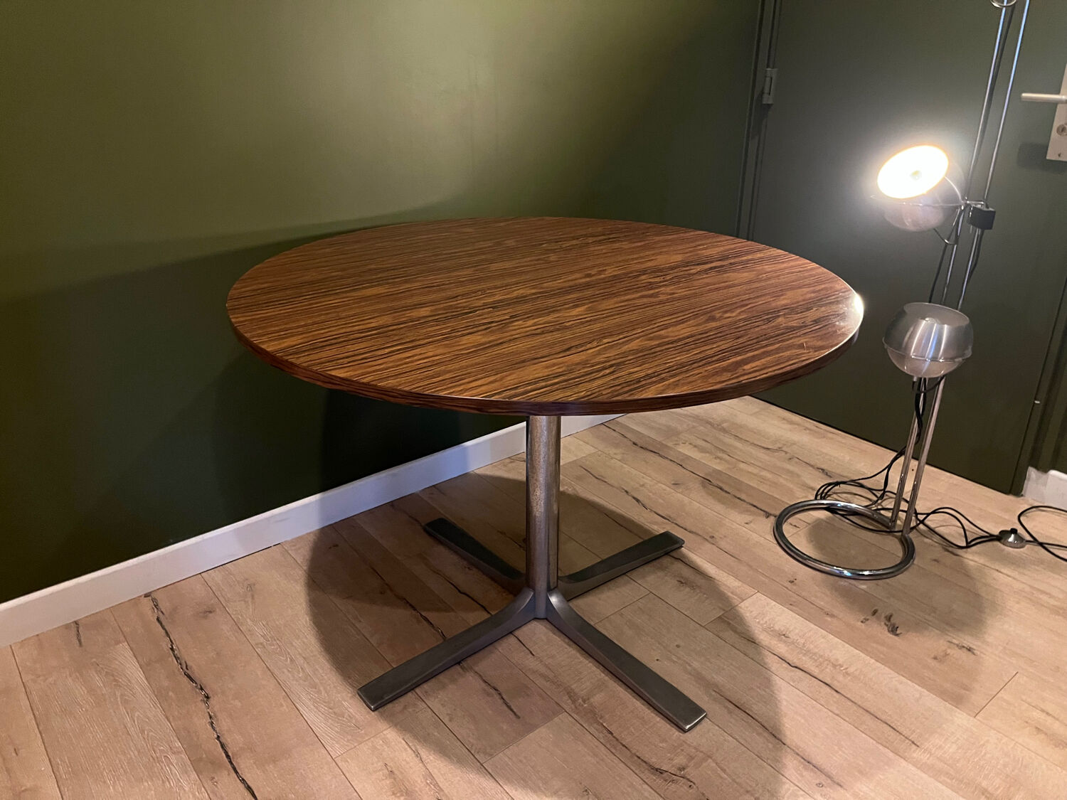 Vintage round table 110 cm in rosewood, tulip base, 1970s.