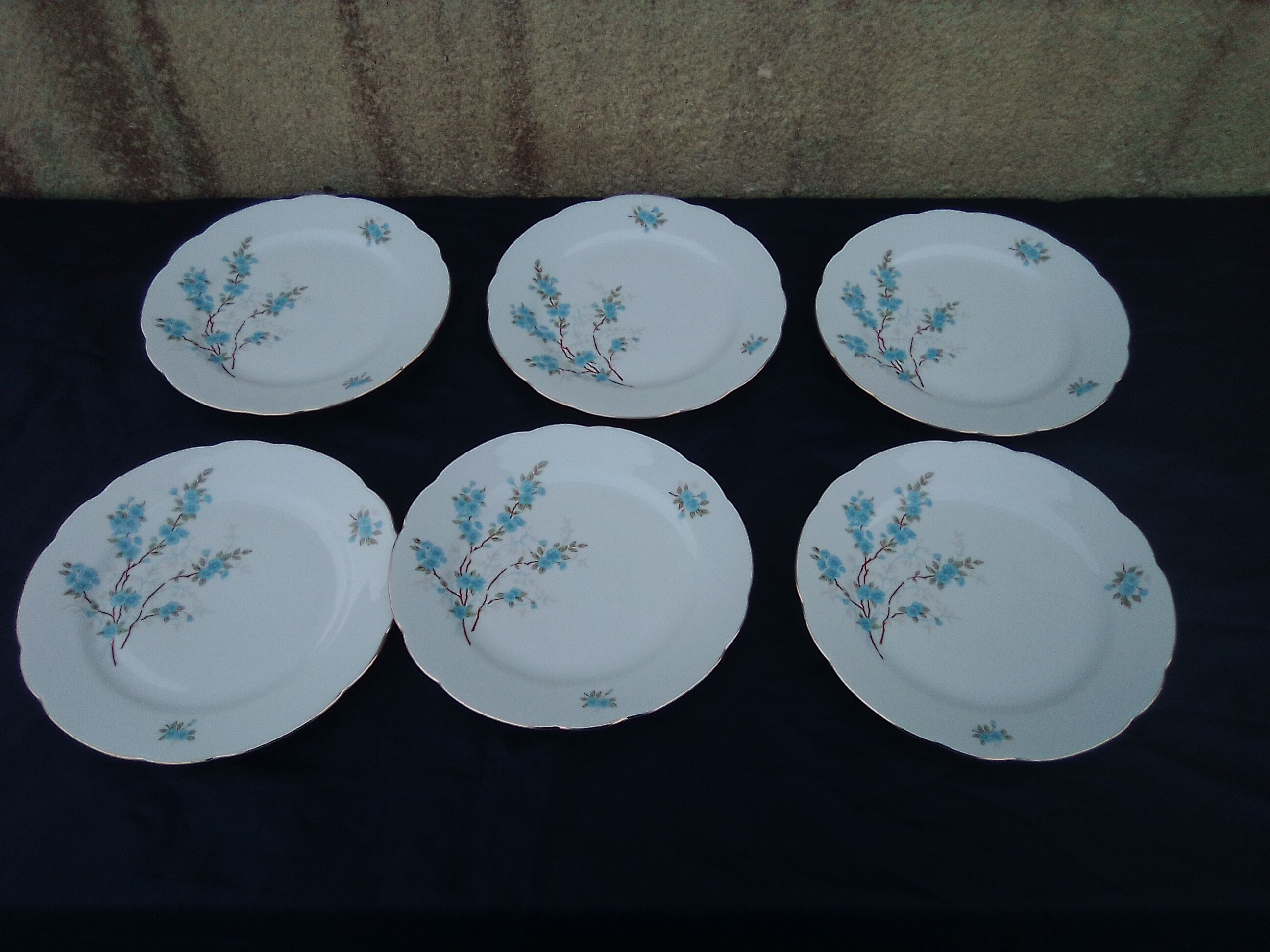 6 flat plates in Kahla porcelain made in GDR blue flower pattern diam 23.5 cm
