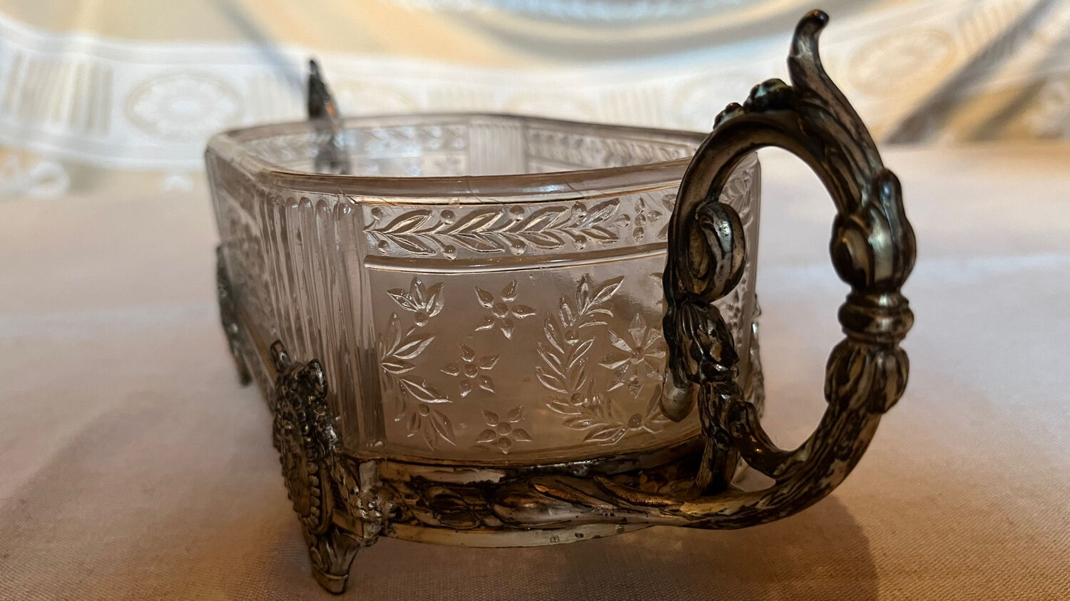 Coupe en verre ciselé  et métal argenté  vintage