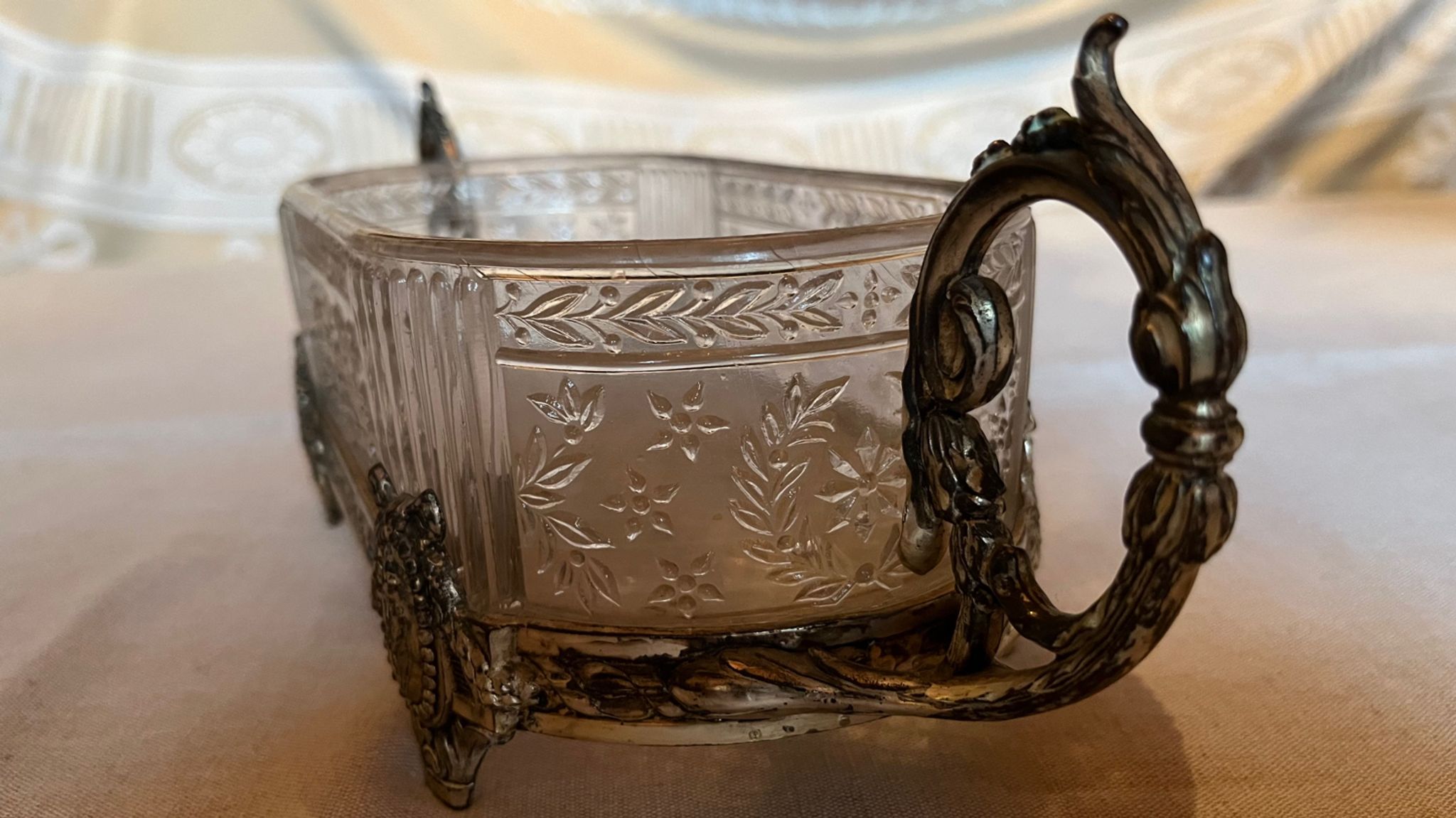 Coupe en verre ciselé  et métal argenté  vintage