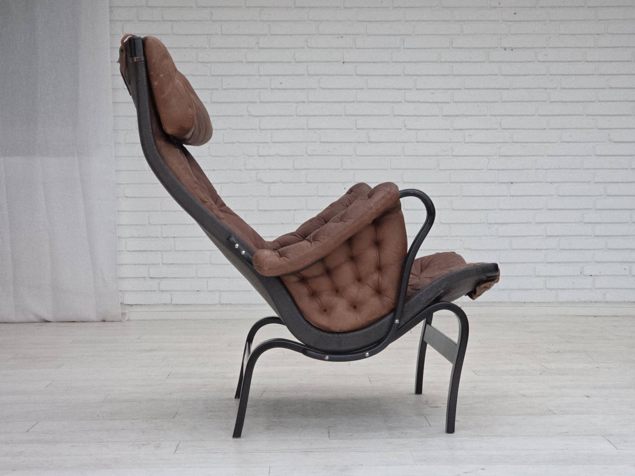 Années 1970, design suédois de Bruno Mathsson, modèle « Pernilla », cuir.
