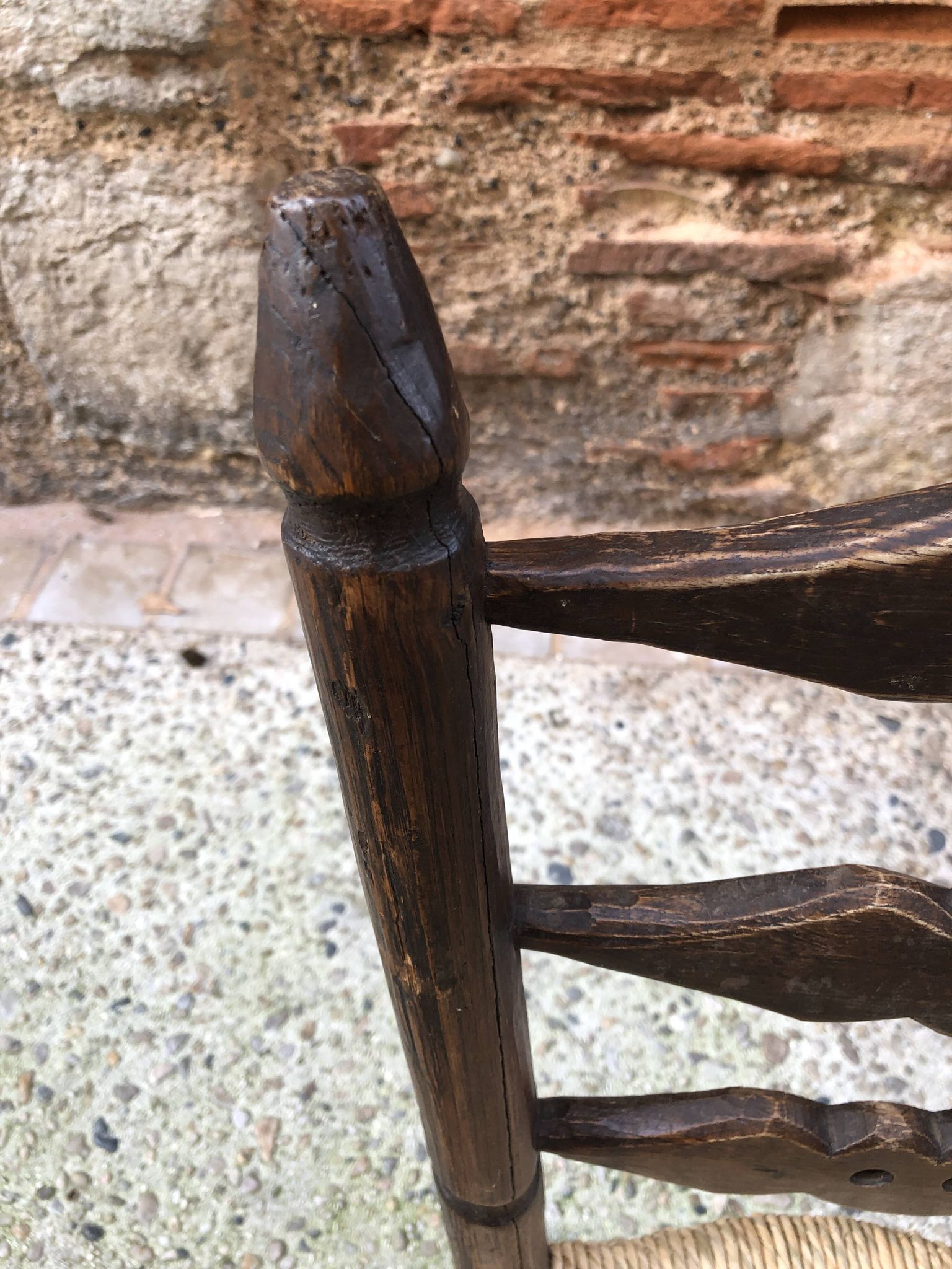 Chaise paillée brutaliste