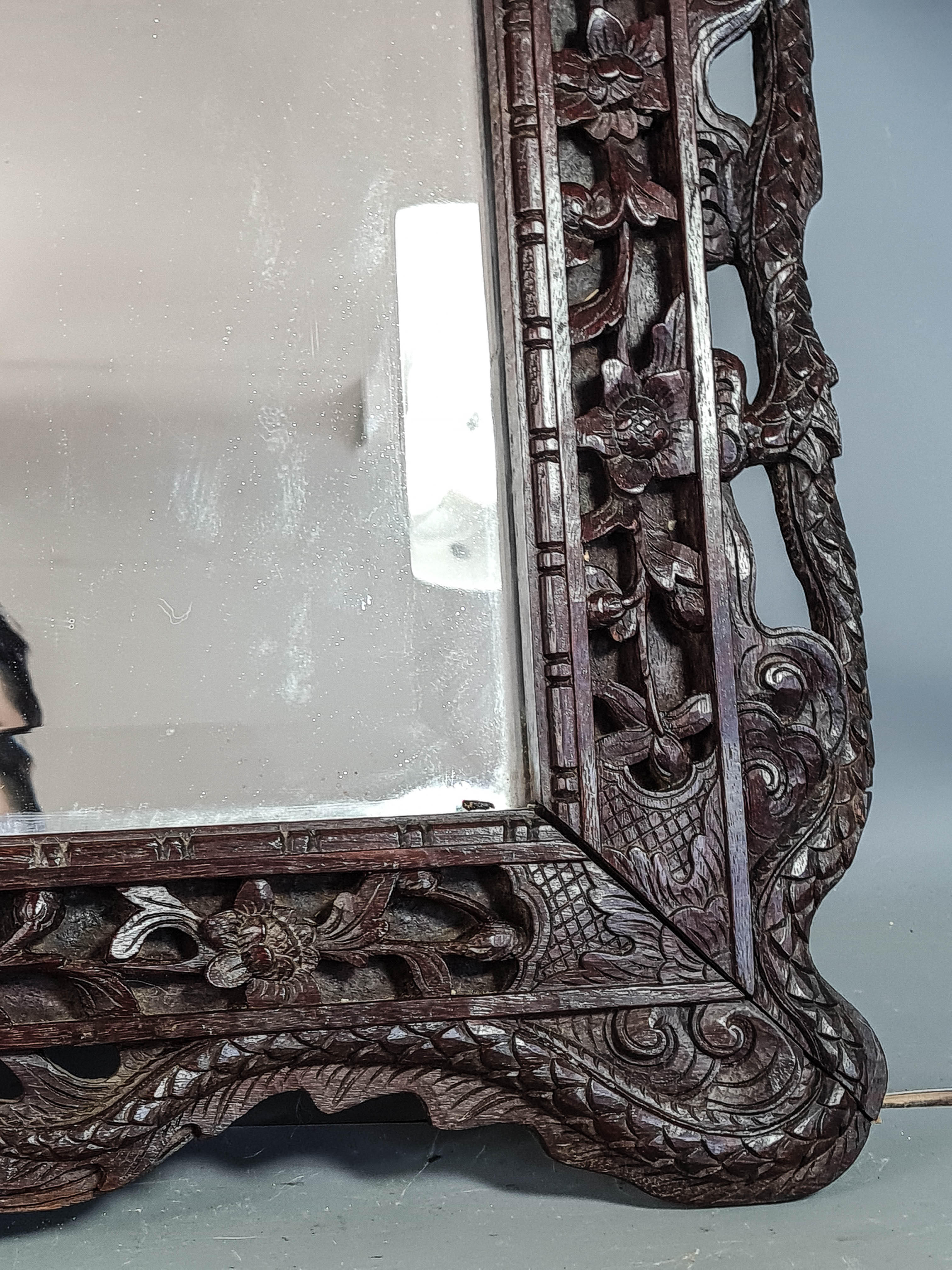 Ancien miroir cadre bois sculpté de dragons Chine, Vietnam 73x57 cm