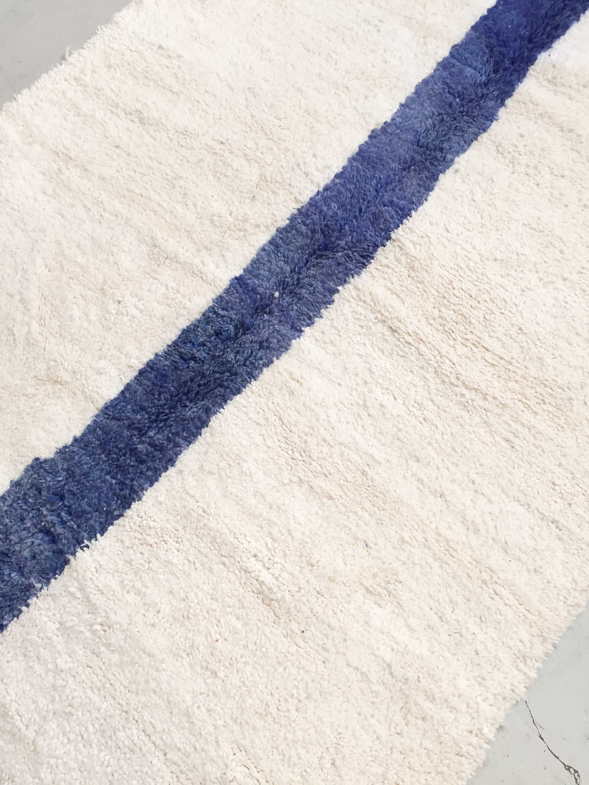 Berber carpet beni ouarain ecru blue line 243x160m