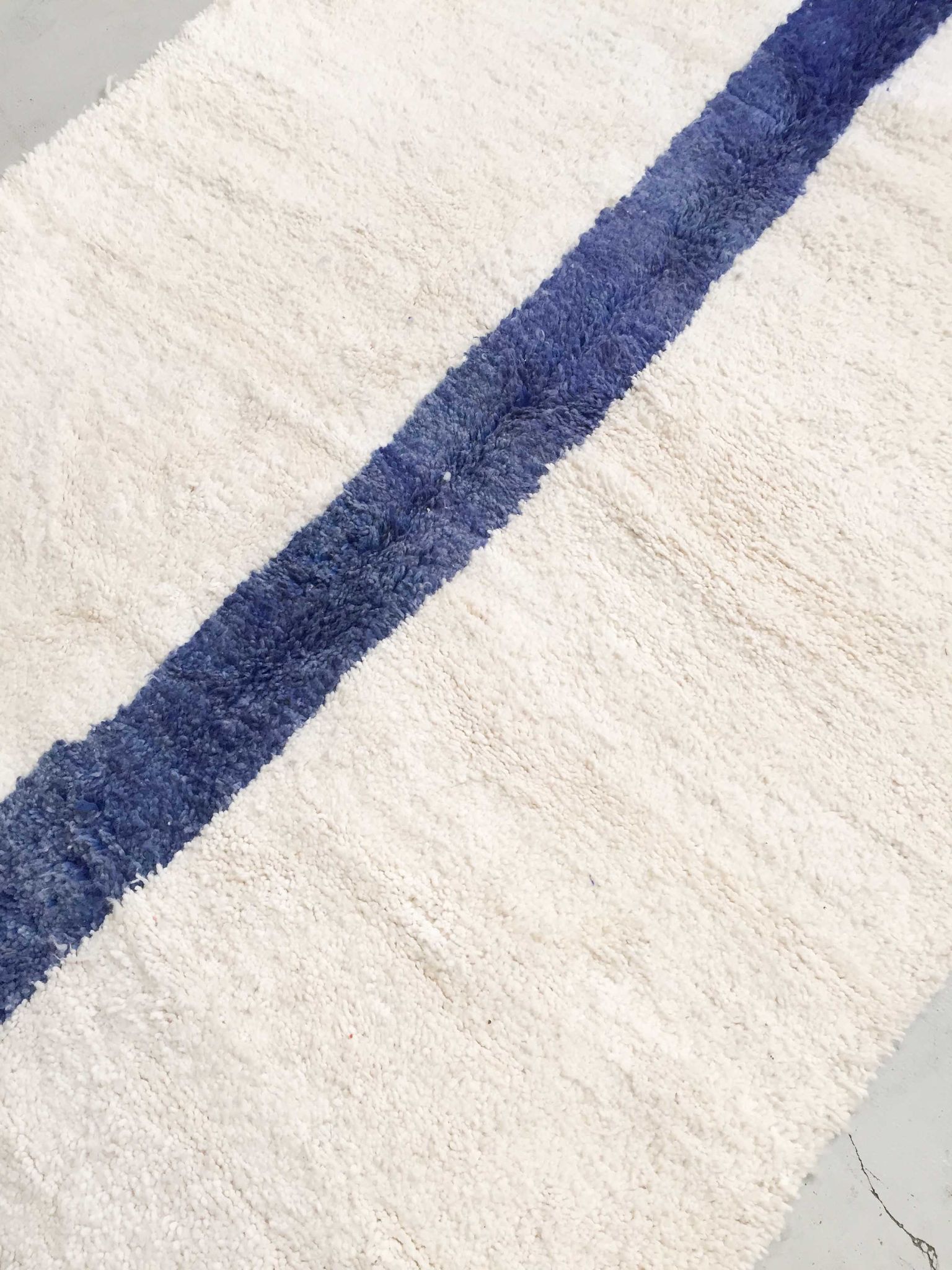 Berber carpet beni ouarain ecru blue line 243x160m