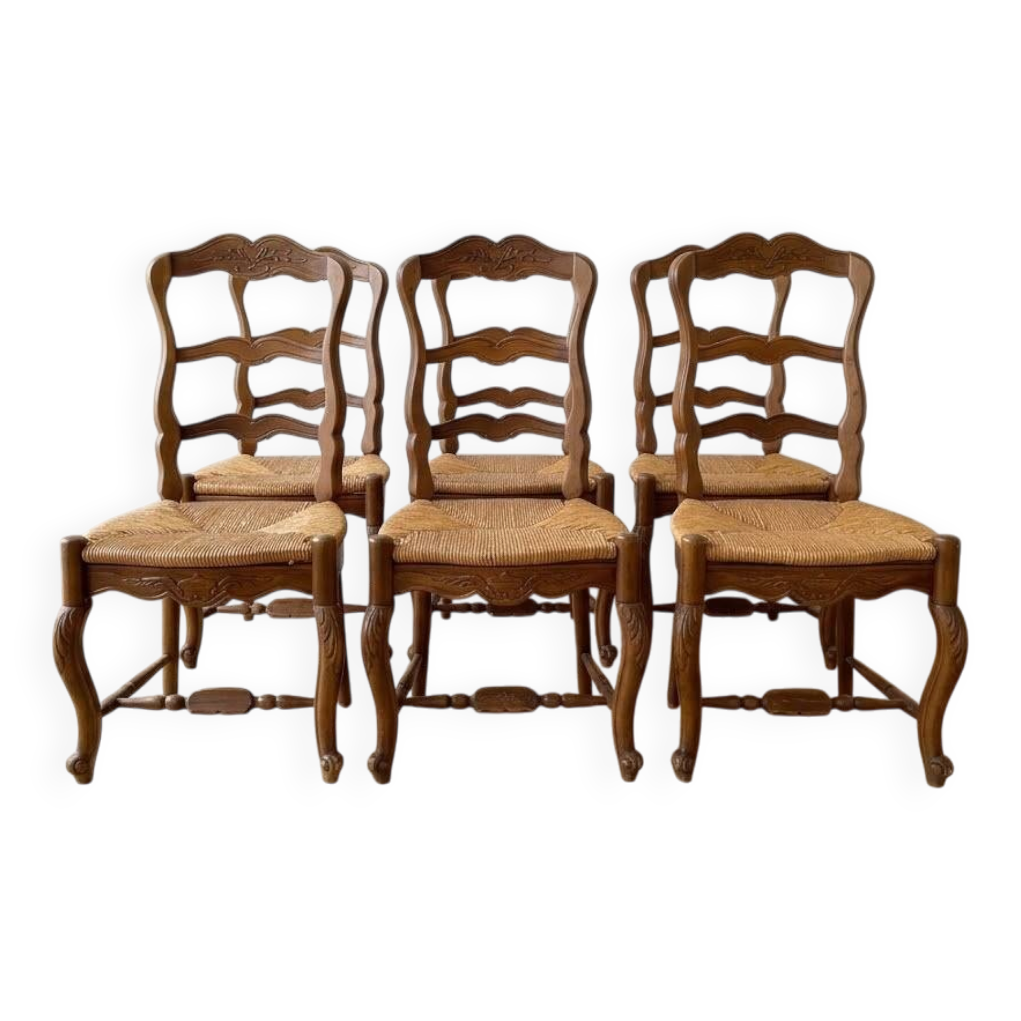 Set of 6 traditional chairs made of solid wood and straw.