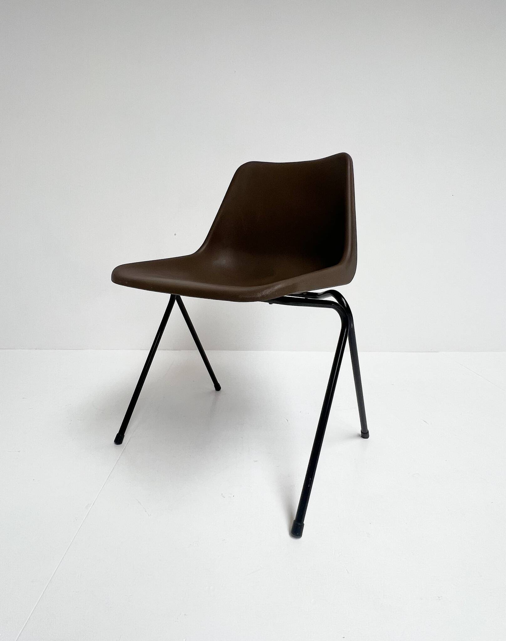 Brown and black set of 6 Polyprop chairs on a metal frame. The Polyprop cha
