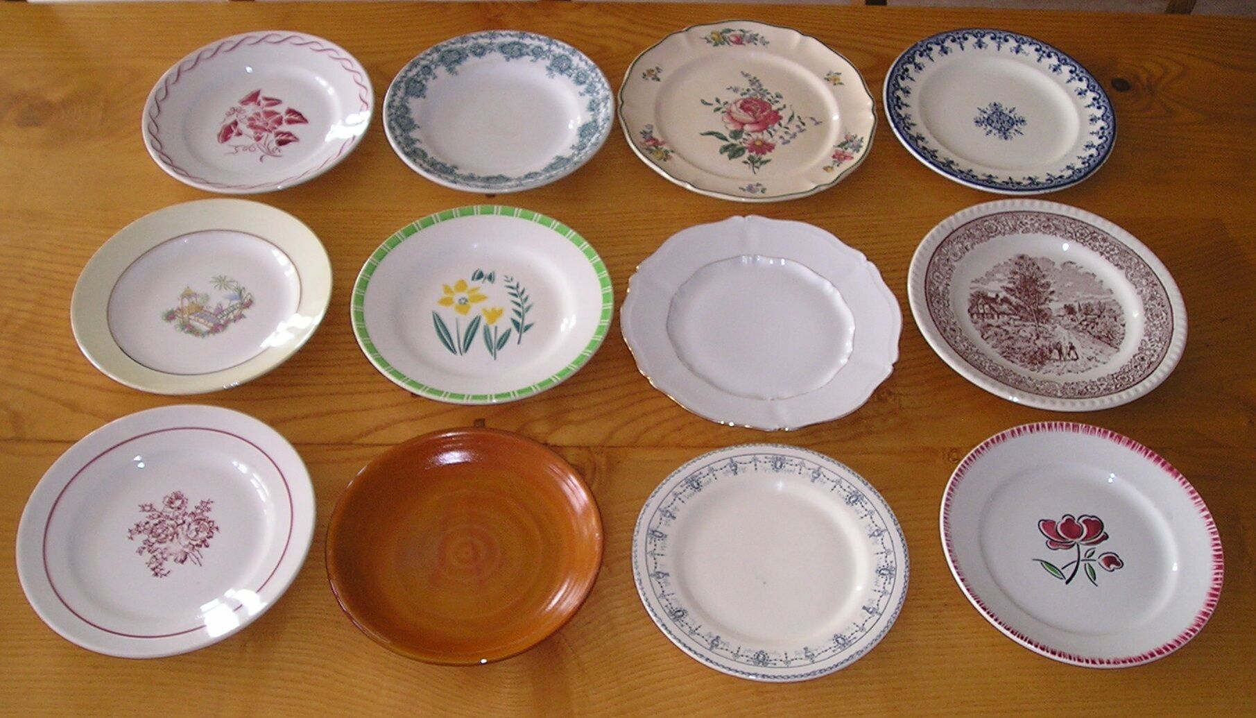 Set of 12 different flat plates