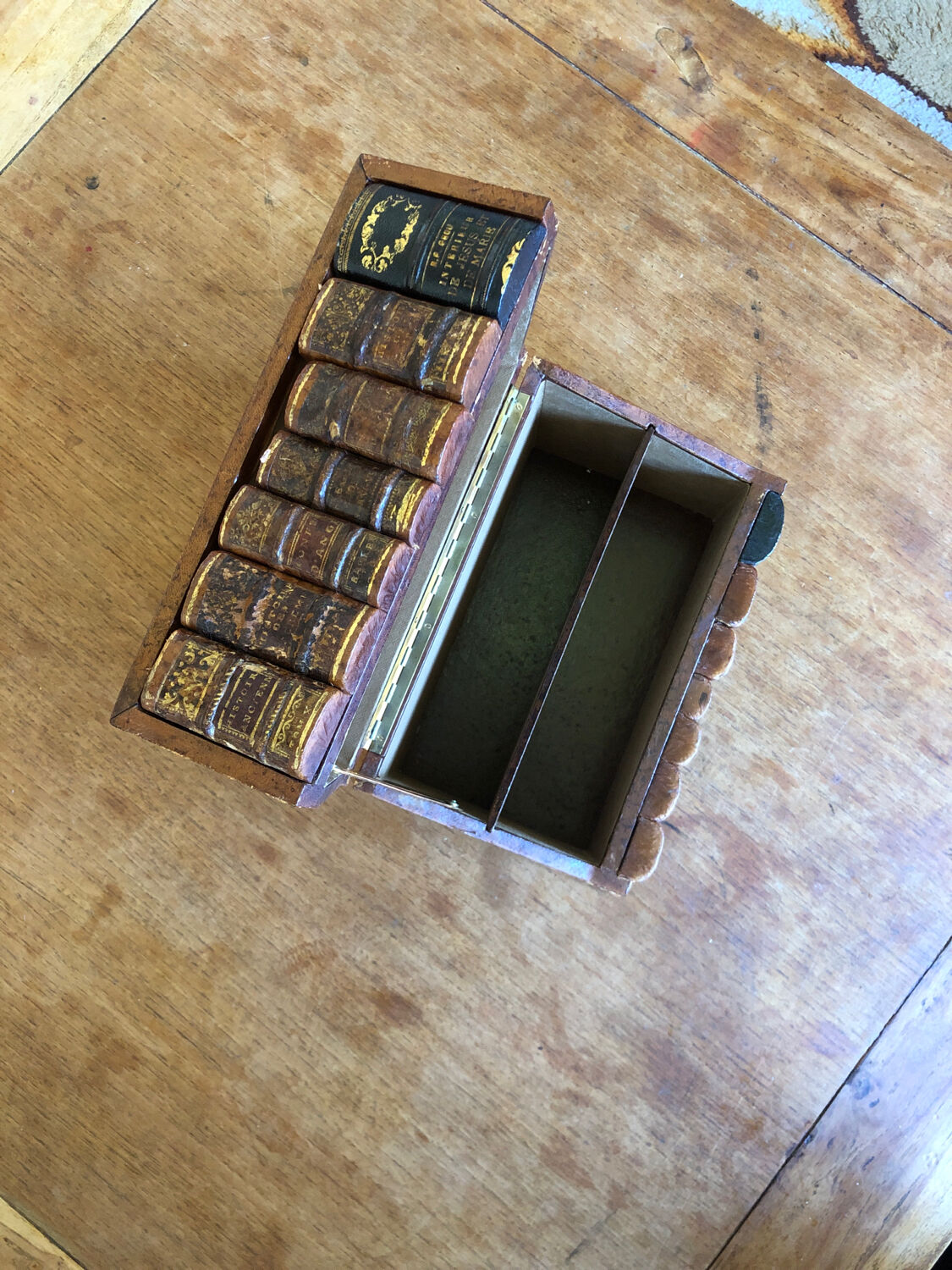 Boîte secrète trompe l’œil porte courrier