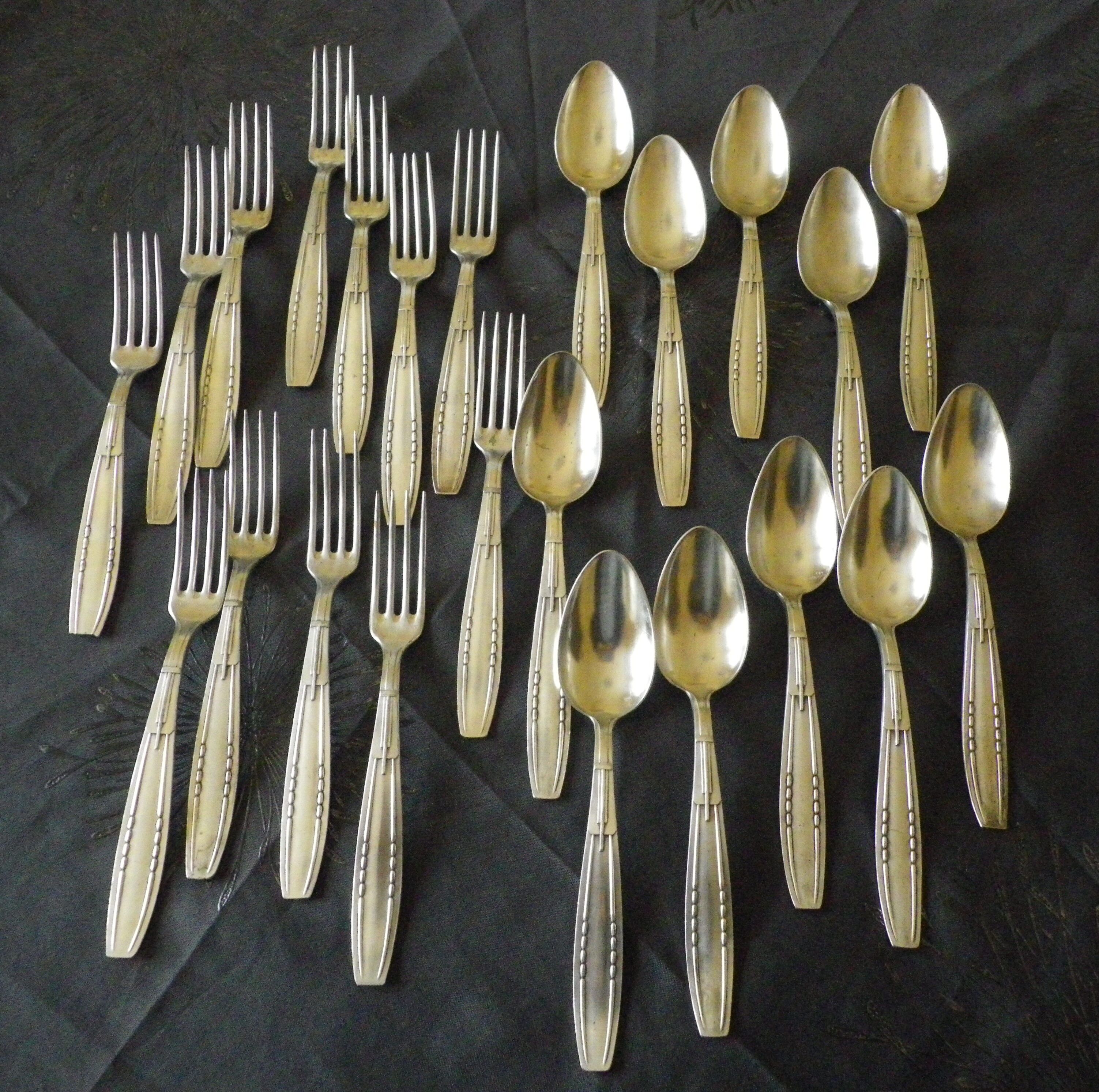 23 seats: 12 forks, 11 spoons, silver metal, 2 punches