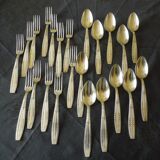 23 seats: 12 forks, 11 spoons, silver metal, 2 punches