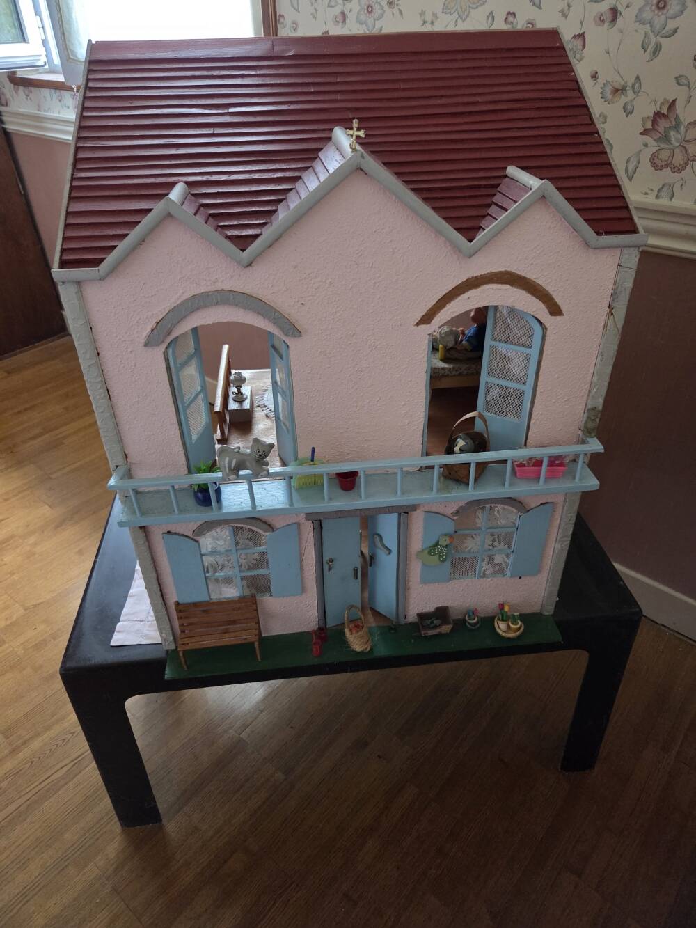 Dollhouse furniture and accessories