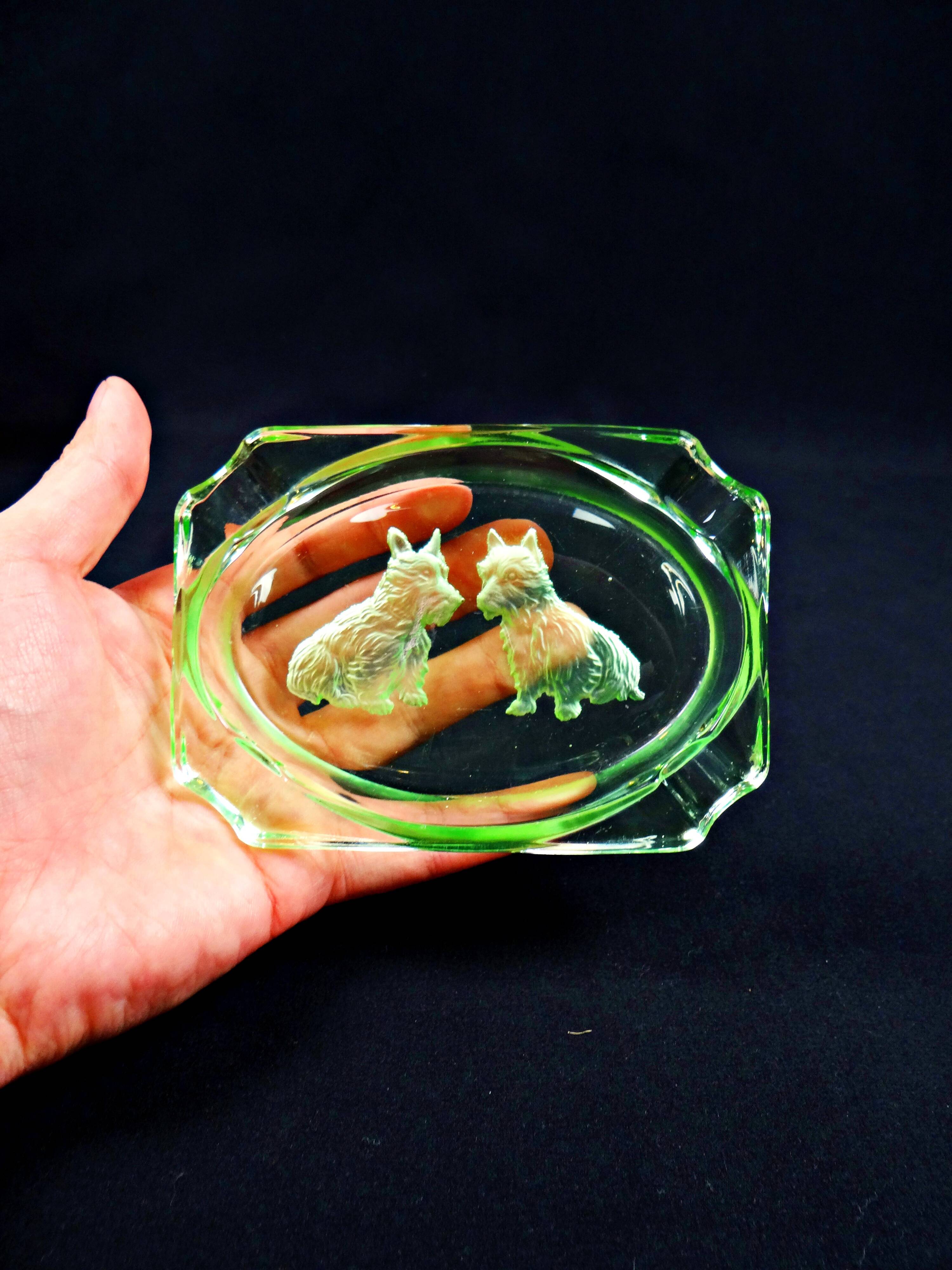 Cendrier style Art Déco en ouraline en verre gravé chiens Scottish Terrier