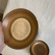 6 assiettes creuses en grès émaillé marron Longchamp, années 1970