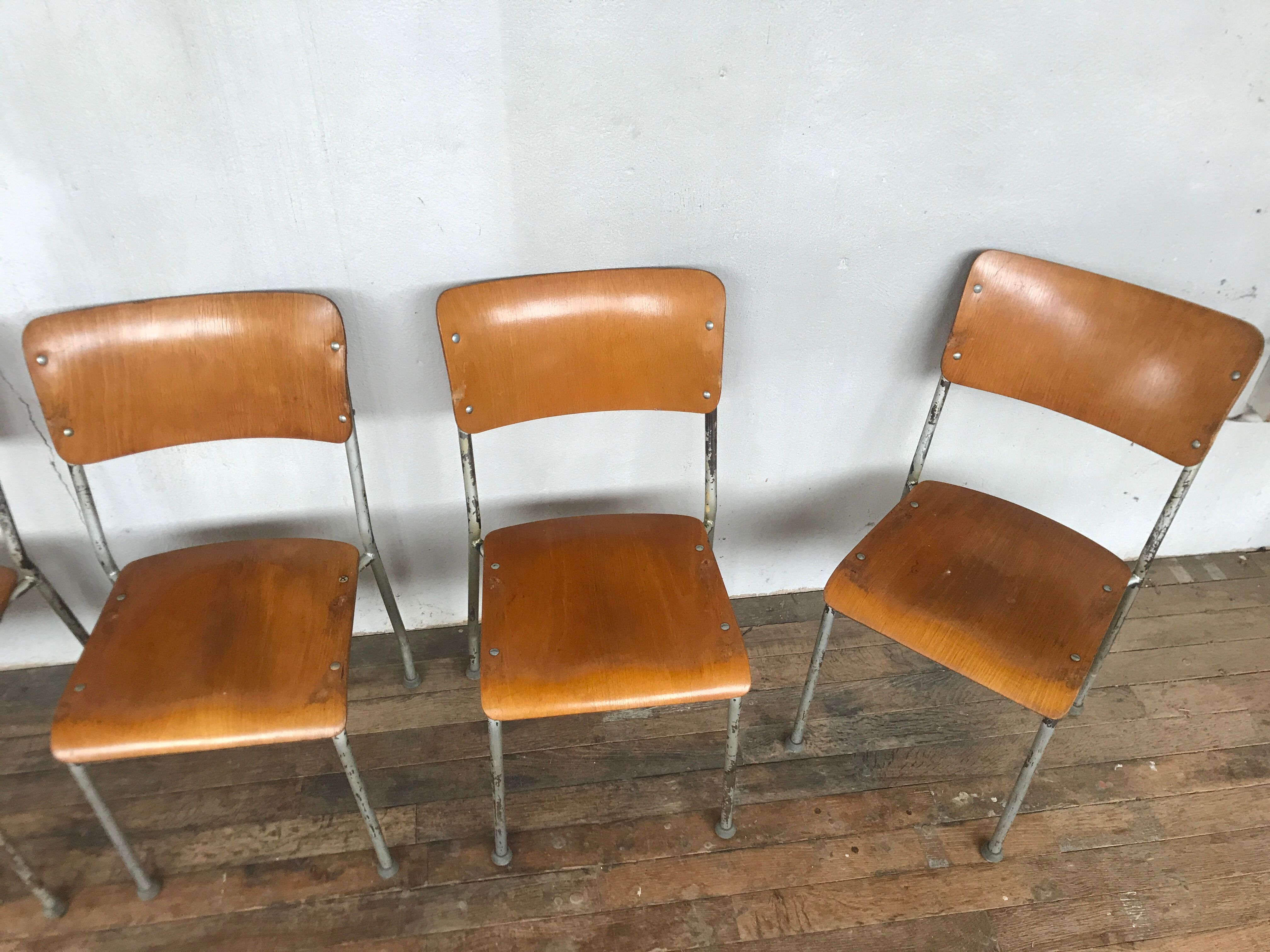 Series of 6 vintage industrial school chairs stackable 1950 thermophorized seating