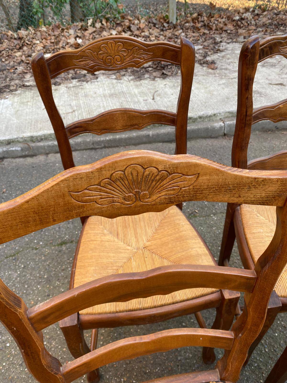 4 Louis XV chairs in solid oak with rush seats, shell carvings, 19th century.