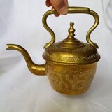 Théière vintage en laiton