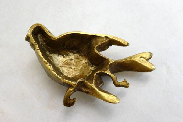 Petite sculpture presse-papier Oiseau mort en bronze / laiton doré