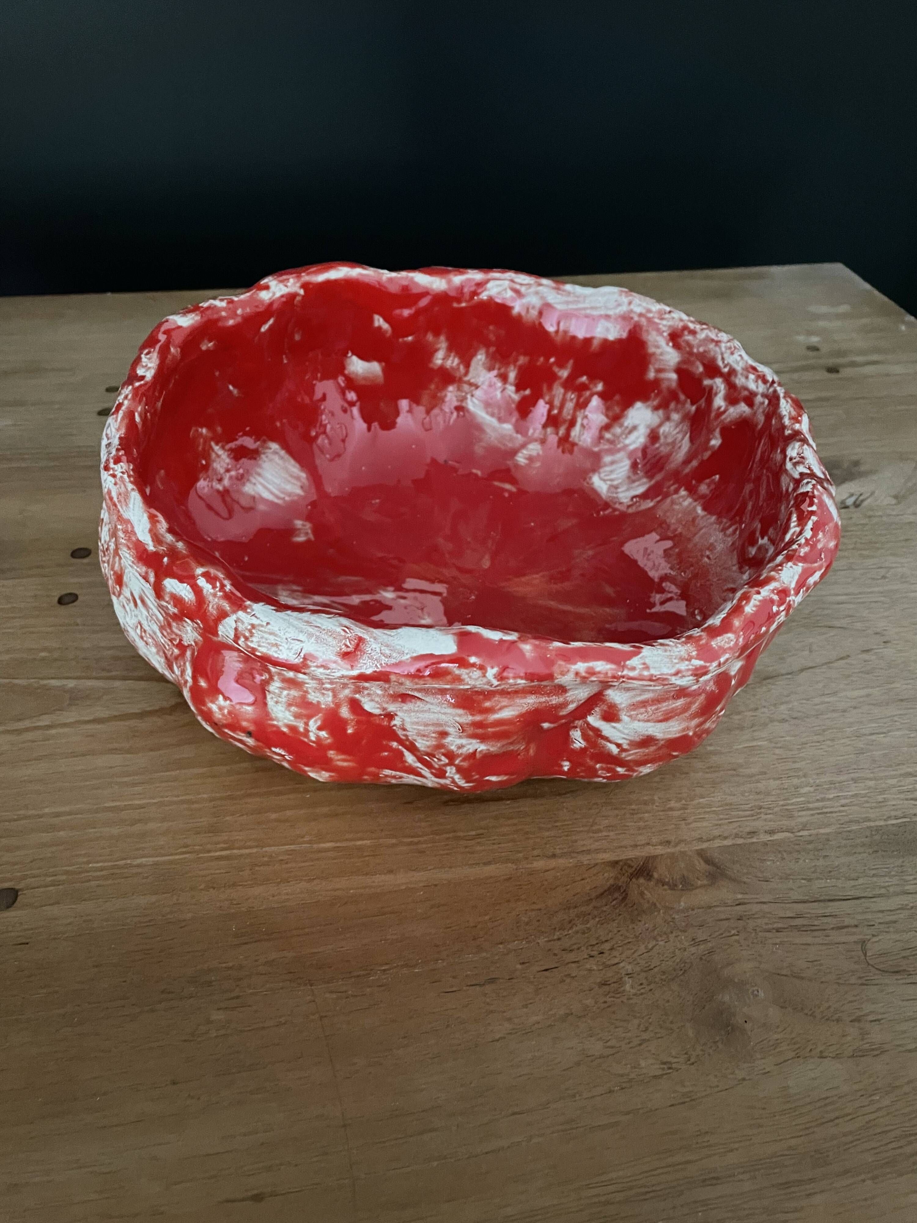 Fruit basket in red and white ceramic