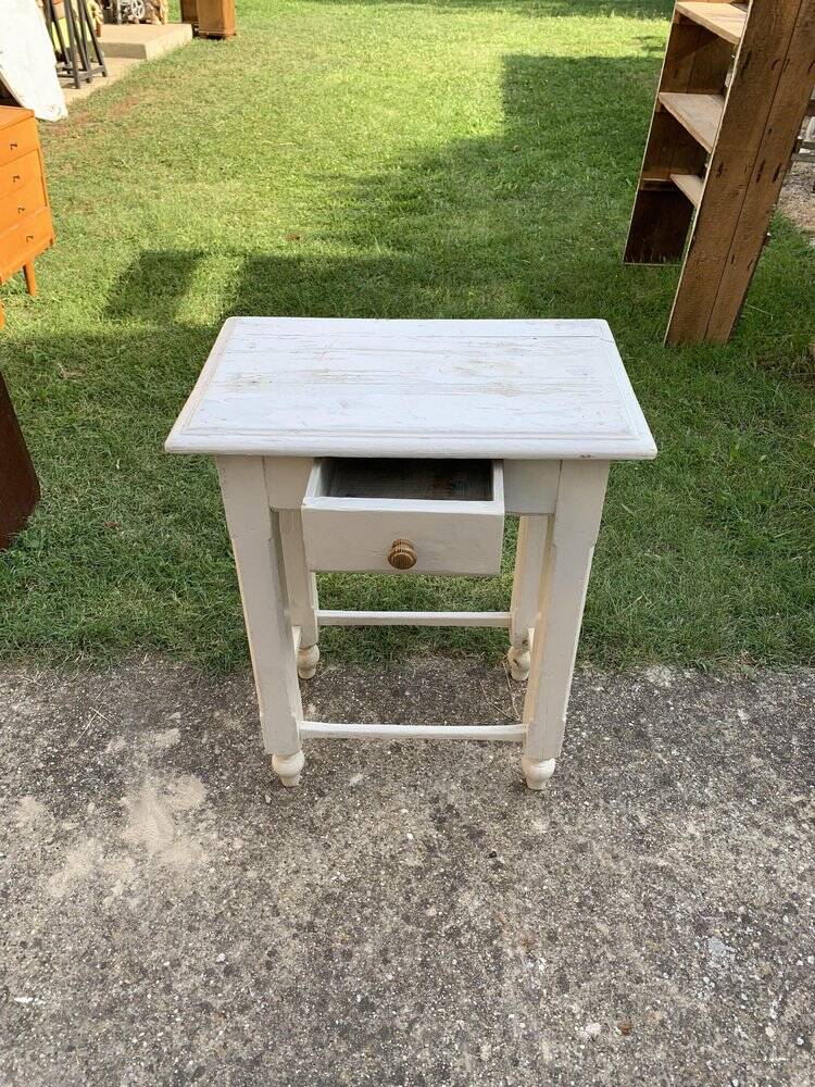 Petite table d'appoint blanche en bois, années 1920, tiroir et pieds tournés