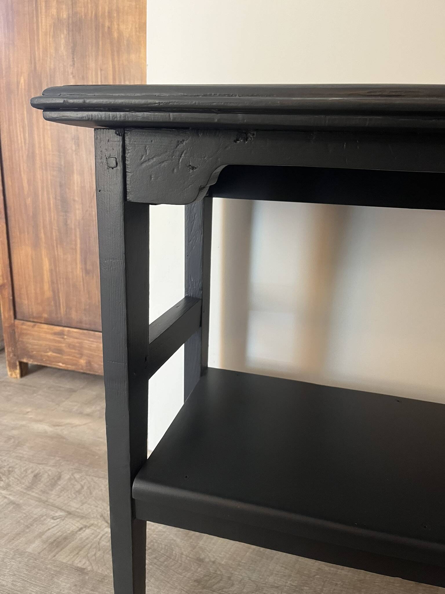 Renovated entrance console – Tailcoat finish