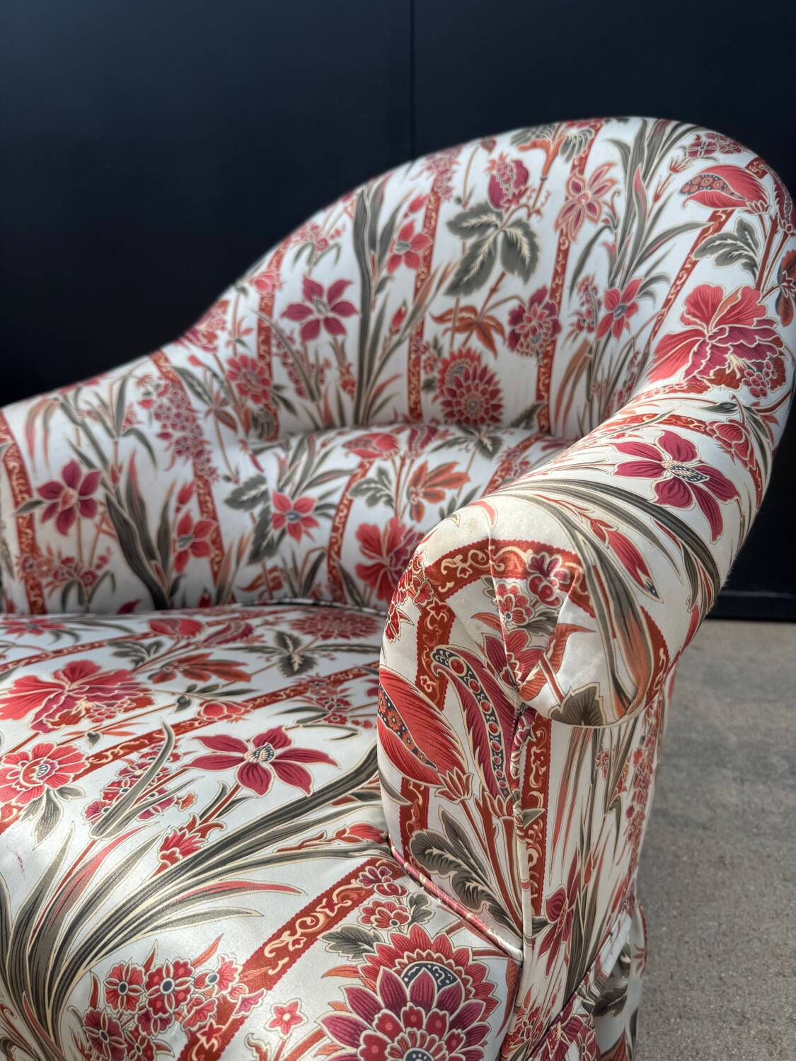 Fauteuil crapaud satin fleuri ancien
