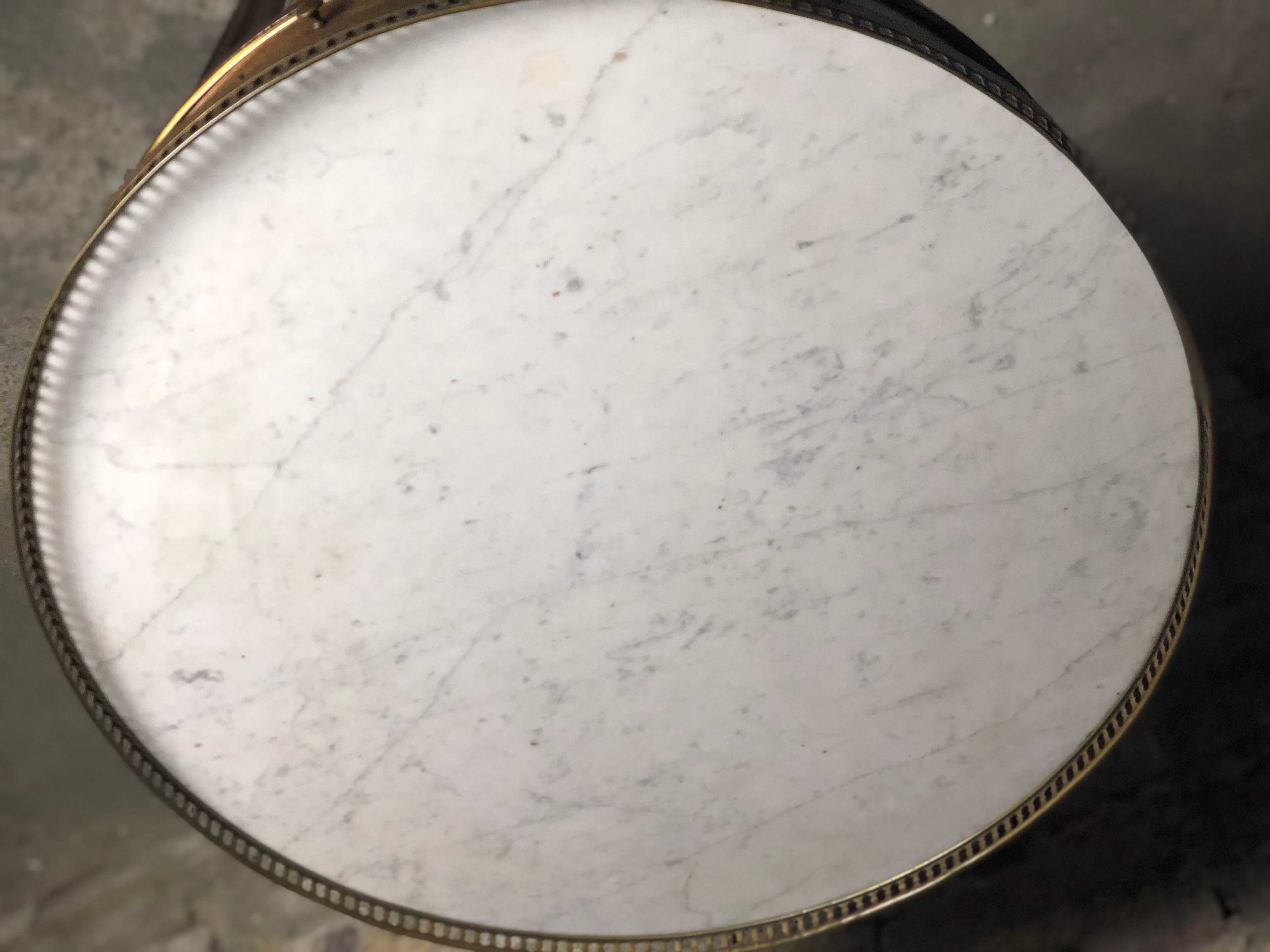 Table bouillotte de style Louis XVI en acajou et dessus marbre 1940