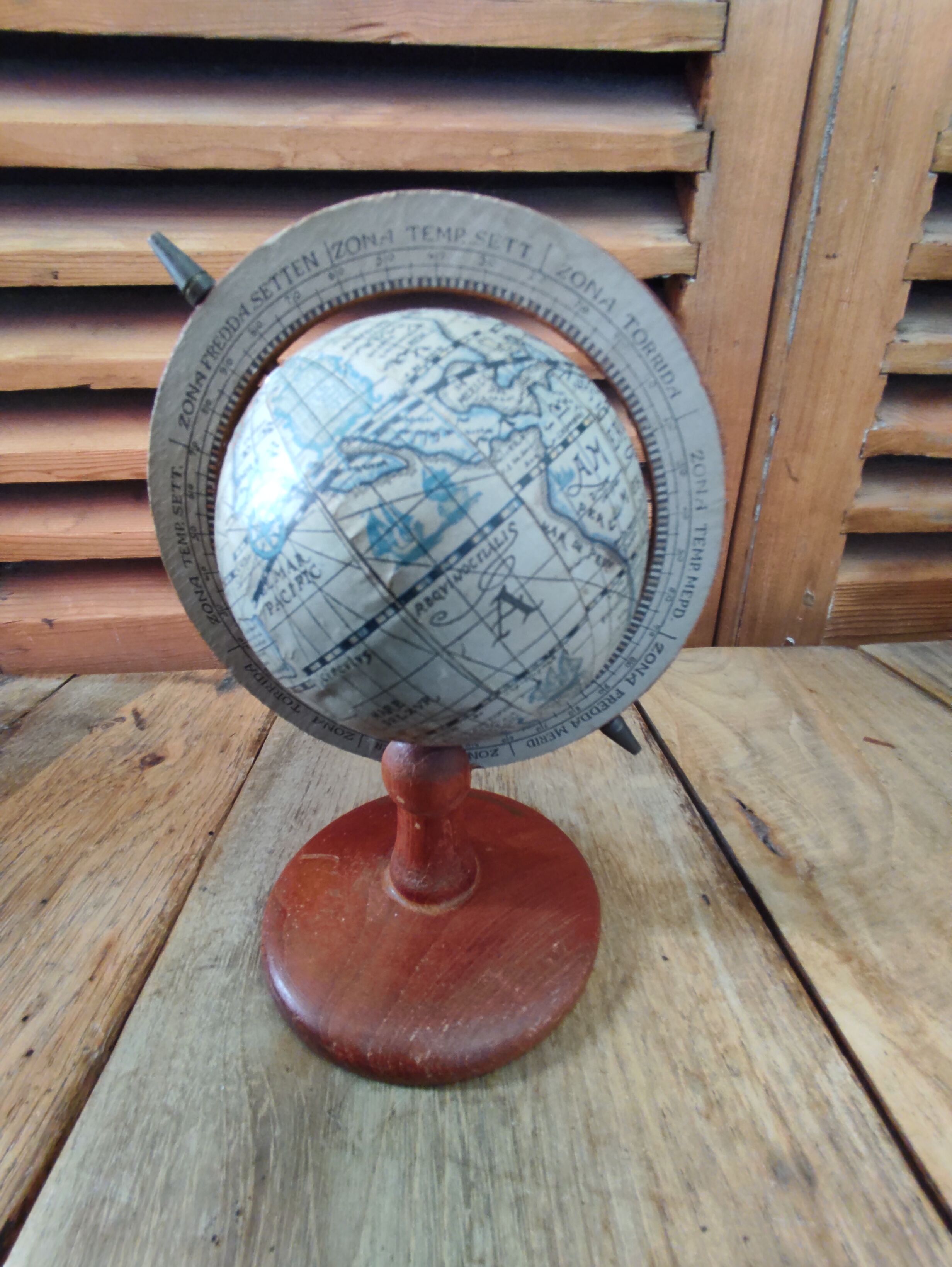 World map metal wood shepherdess of france
