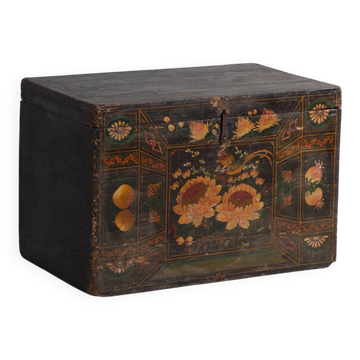 Coffre ancien peint en bois de pin – Chine, vers 1900