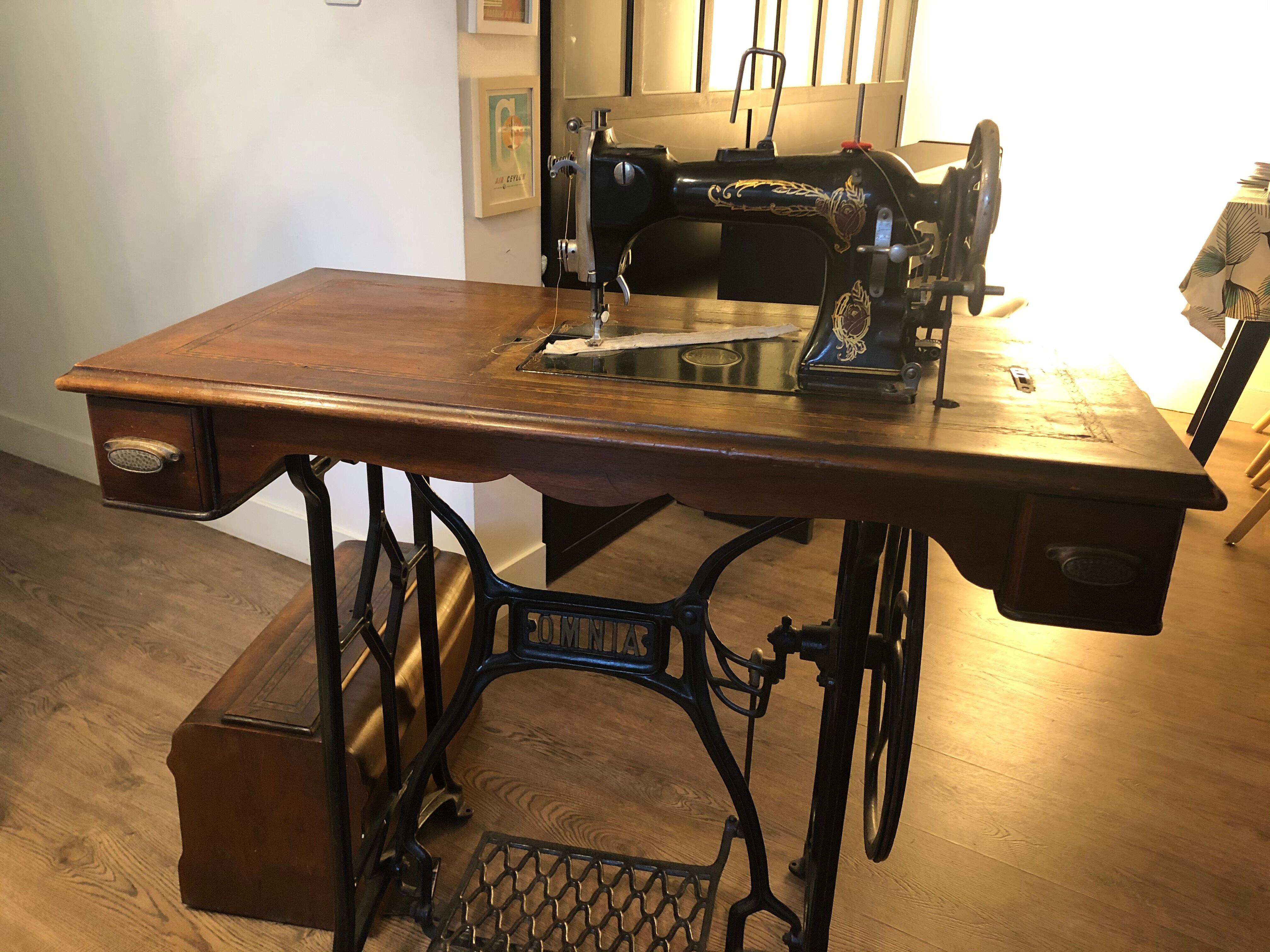 Omnia old sewing machine