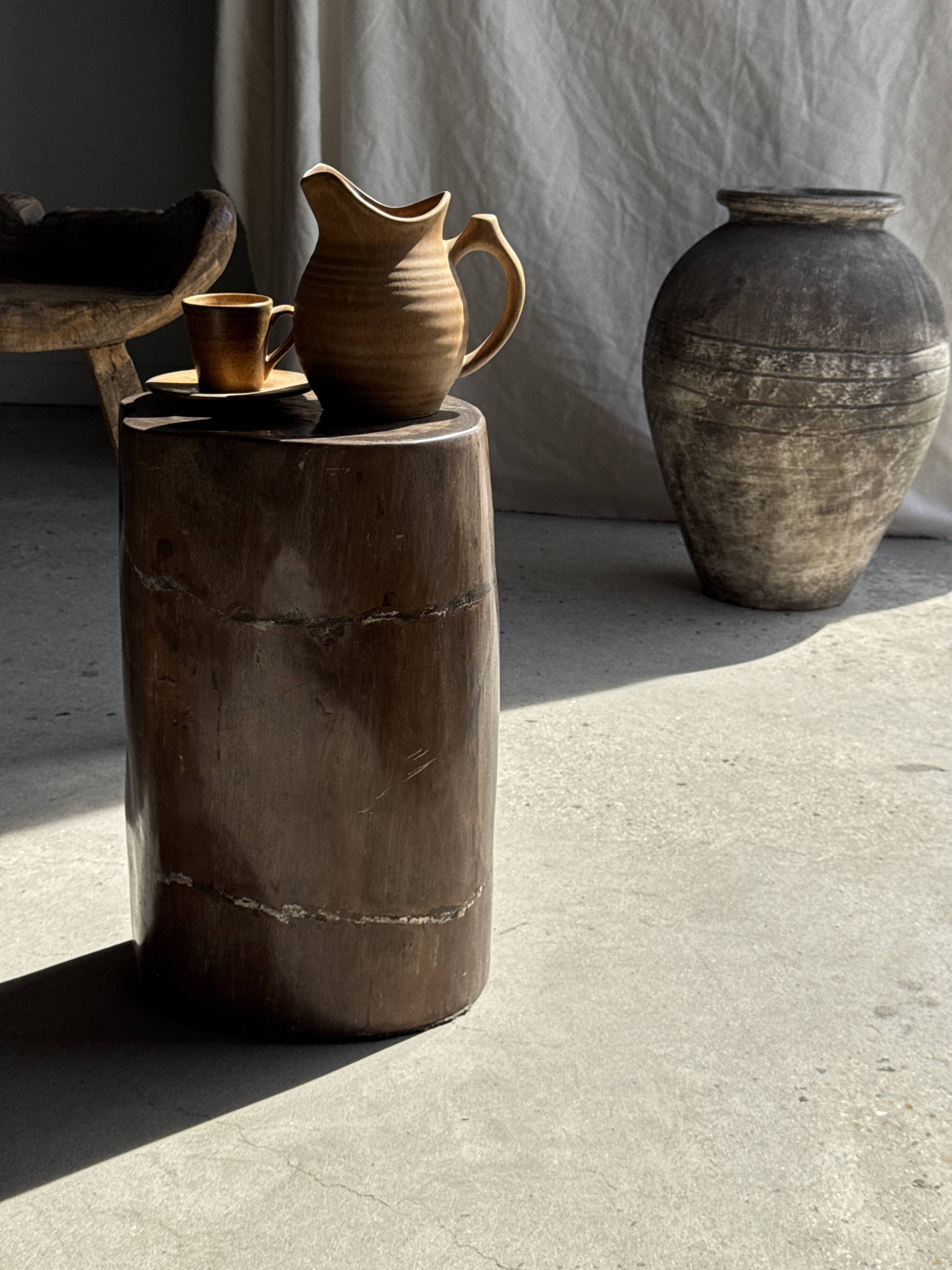 Table d'appoint en bois pétrifié brune H46 D29 - 3338