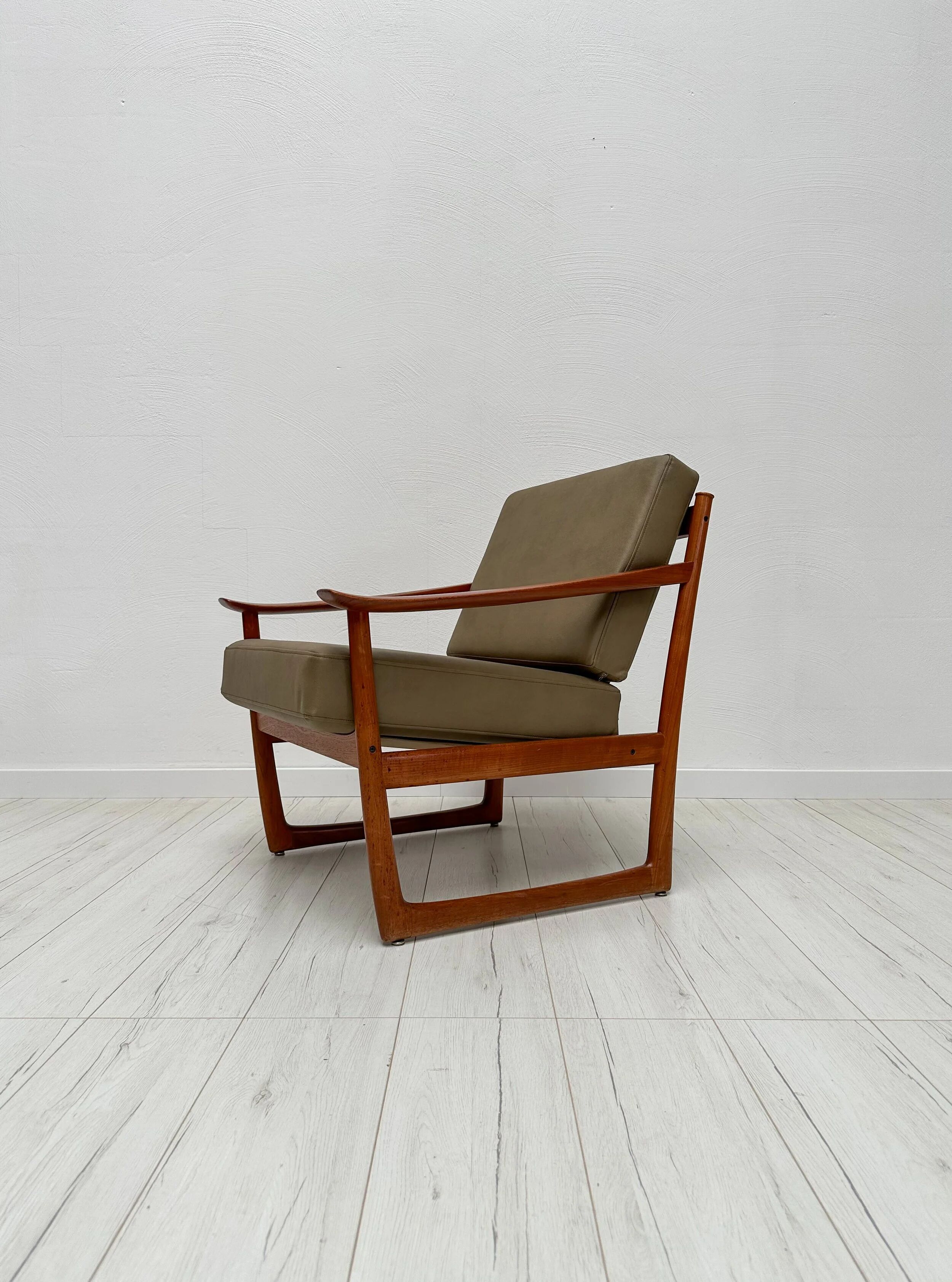 1/2 '60s vintage Danish teak armchair FD 130 by Peter Hvidt & Orla Mølgaard-Nielsen for France & Daverkosen