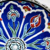 Decorative plate in glazed ceramic