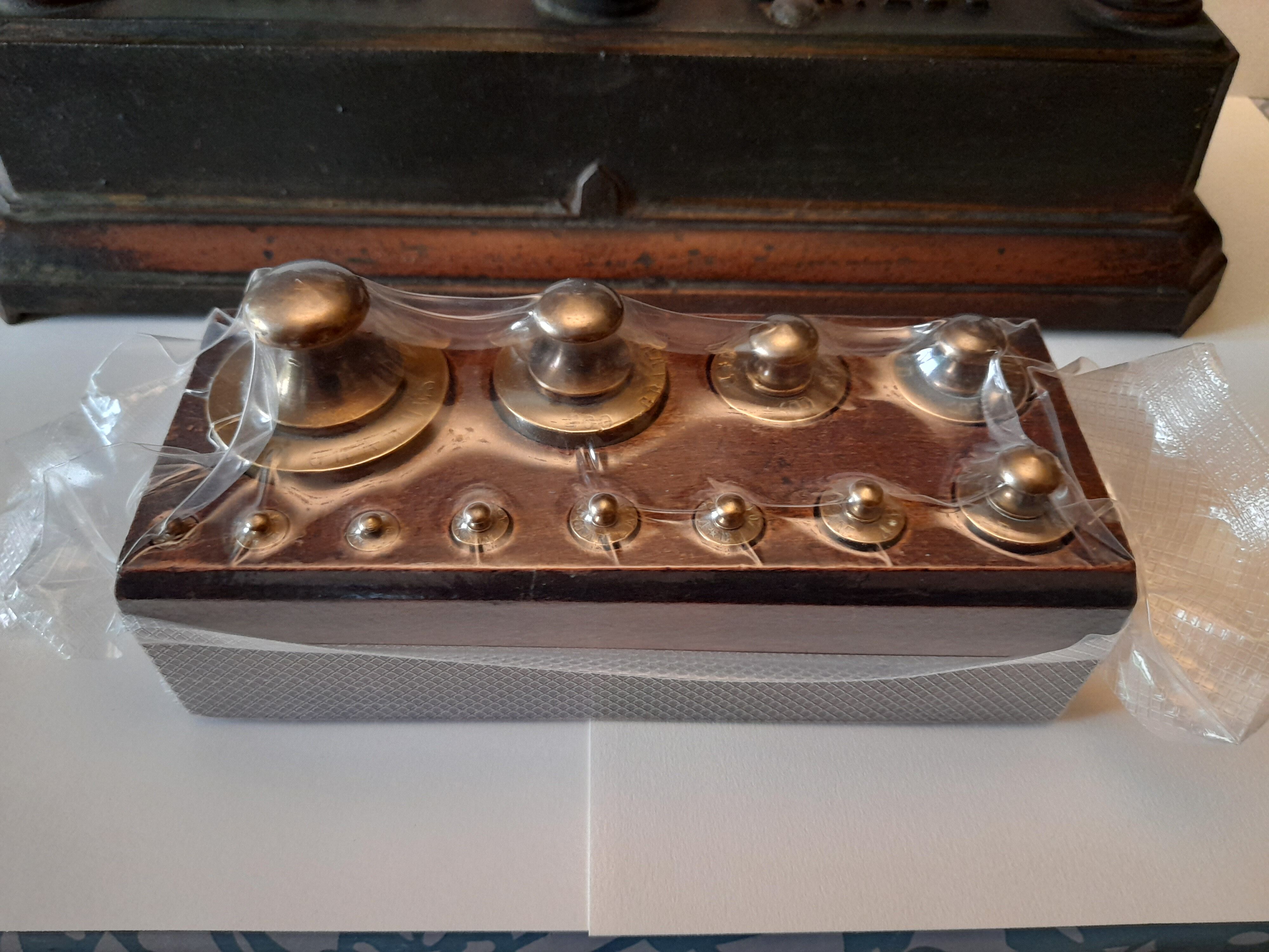 Complete weight box for Roberval scale