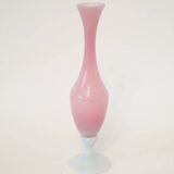 Vase en opaline rose bonbon et pieds blanc travaillé, 1960