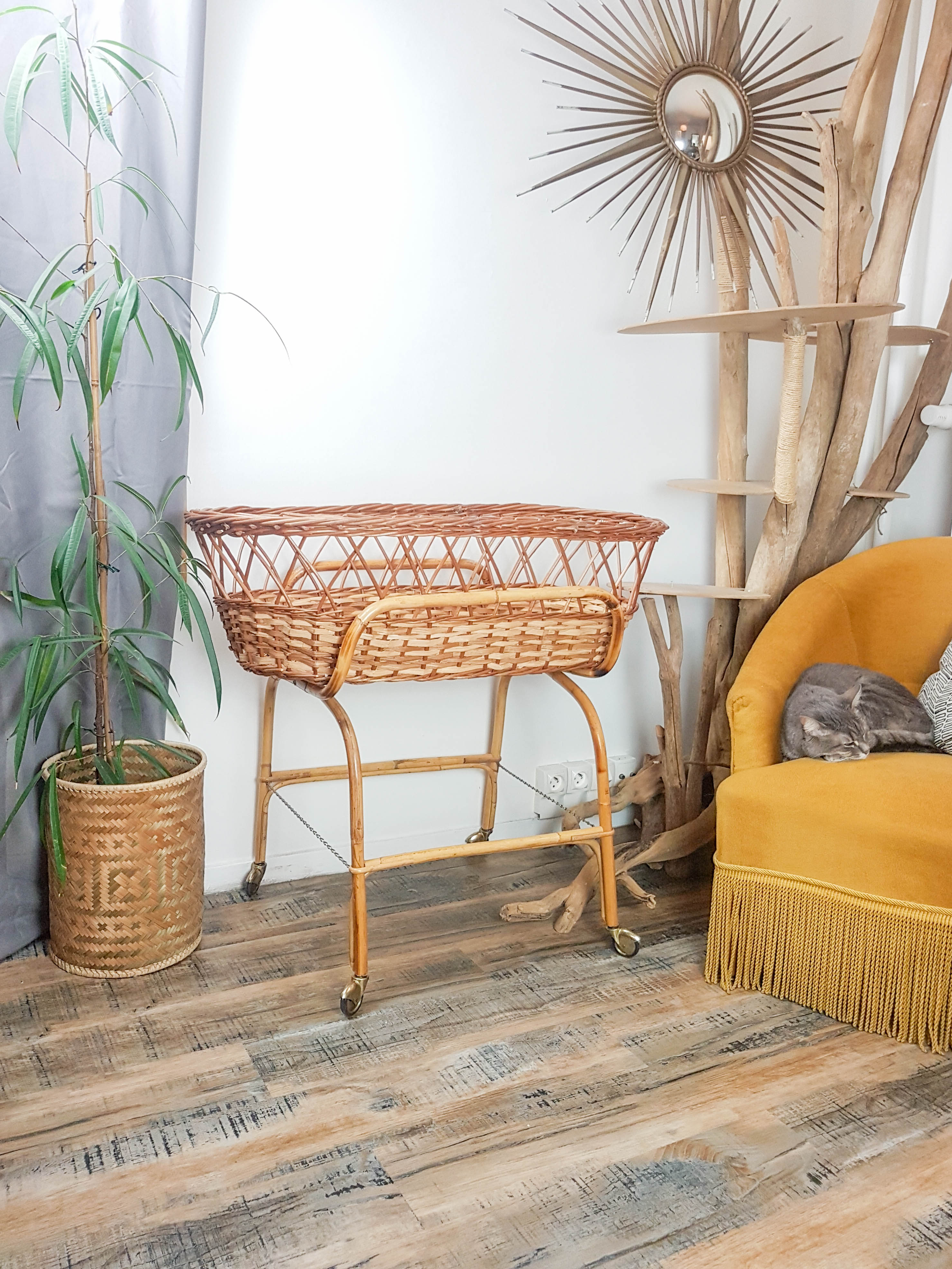 Couffin on foot in vintage rattan 50s