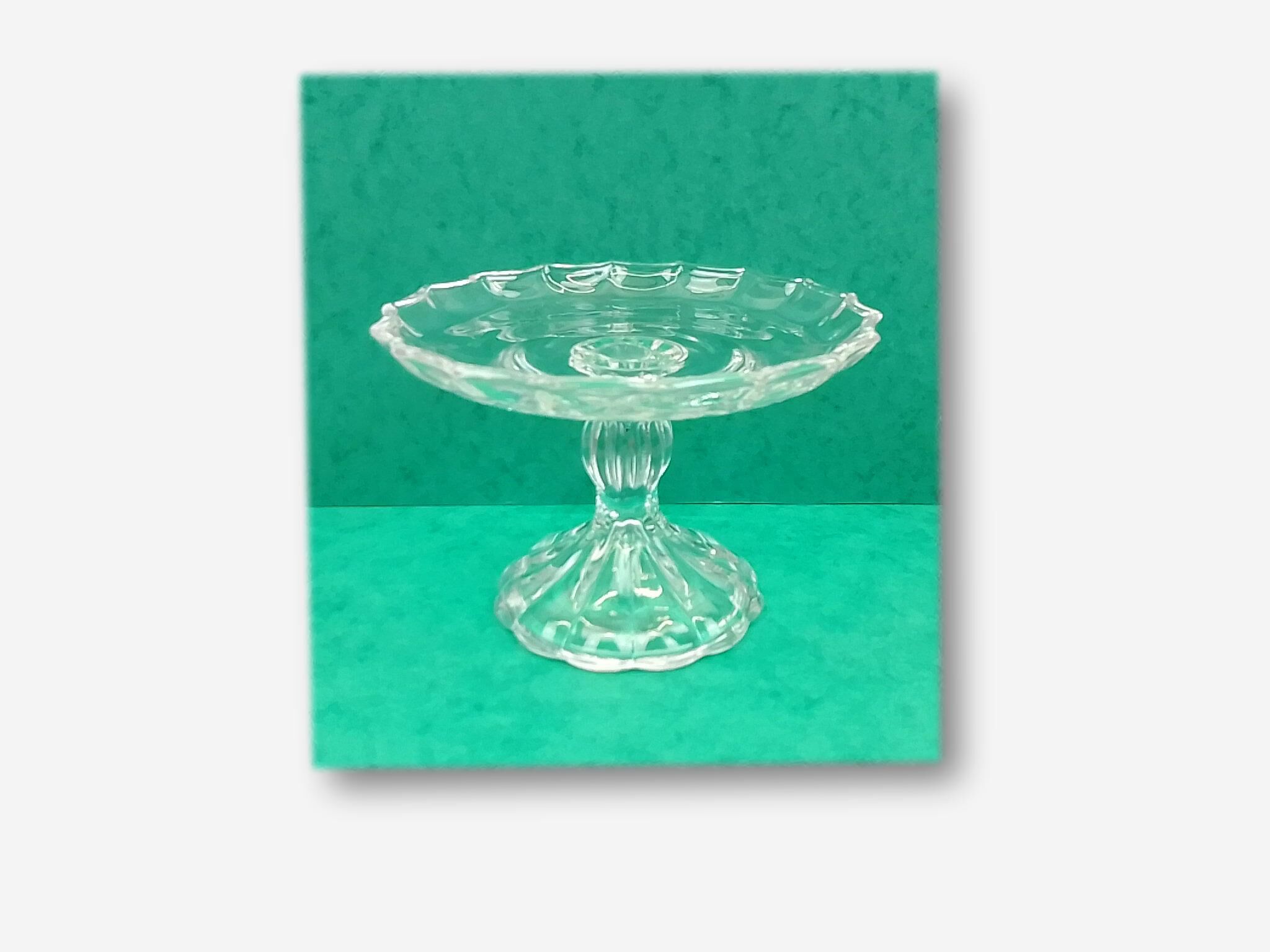 Display under bell in transparent glass patterns in relief