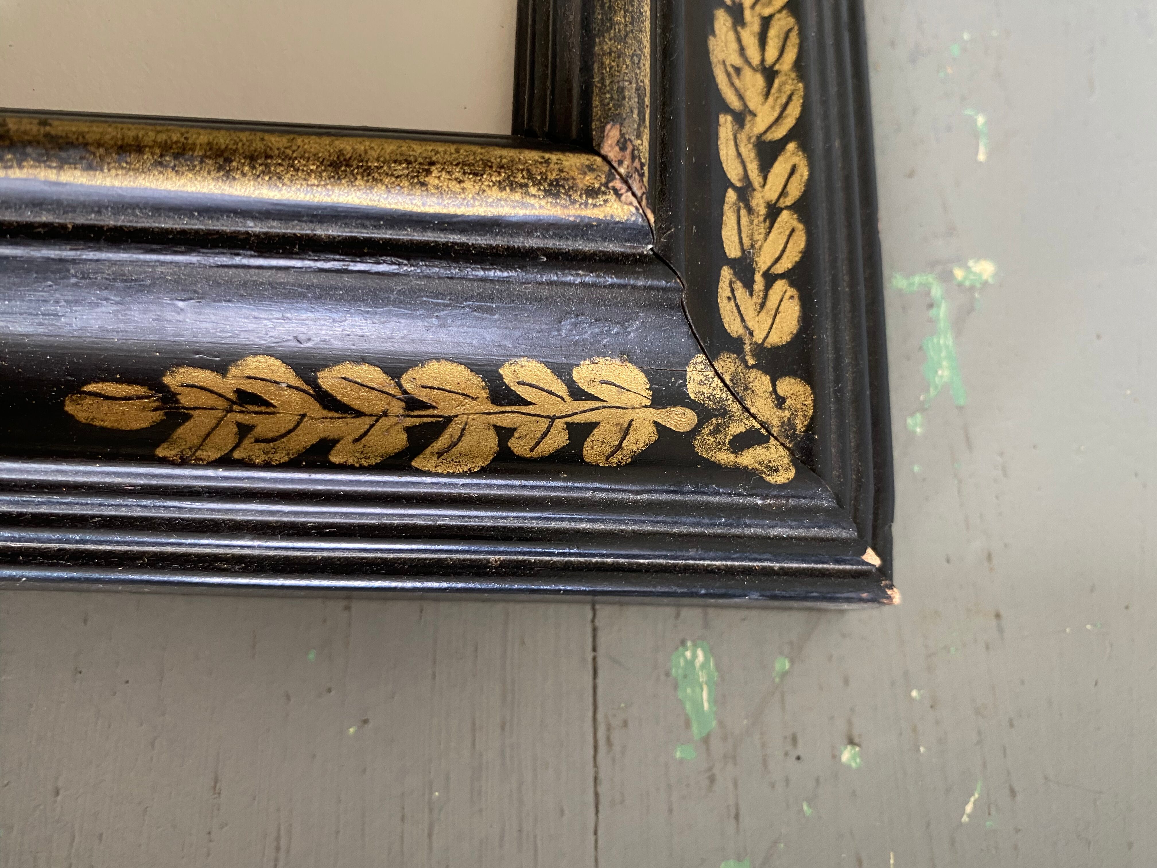 Painted wood glazed frame, to pose