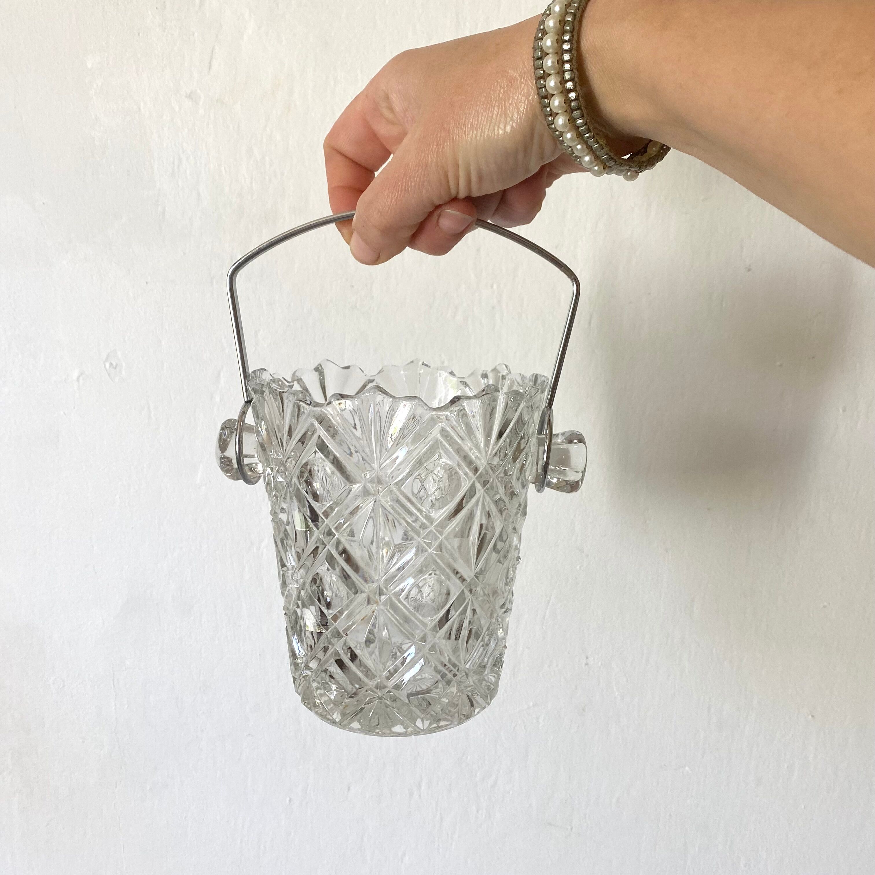 Serrated glass ice bucket