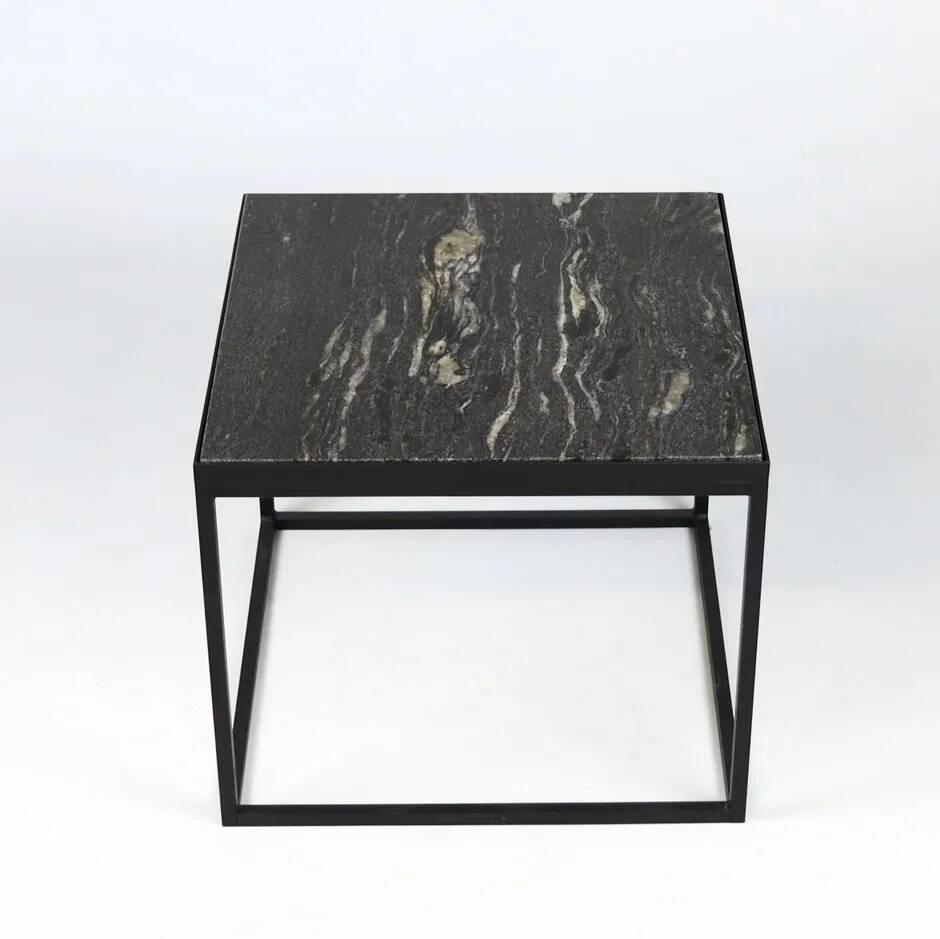Table basse en pierre et métal