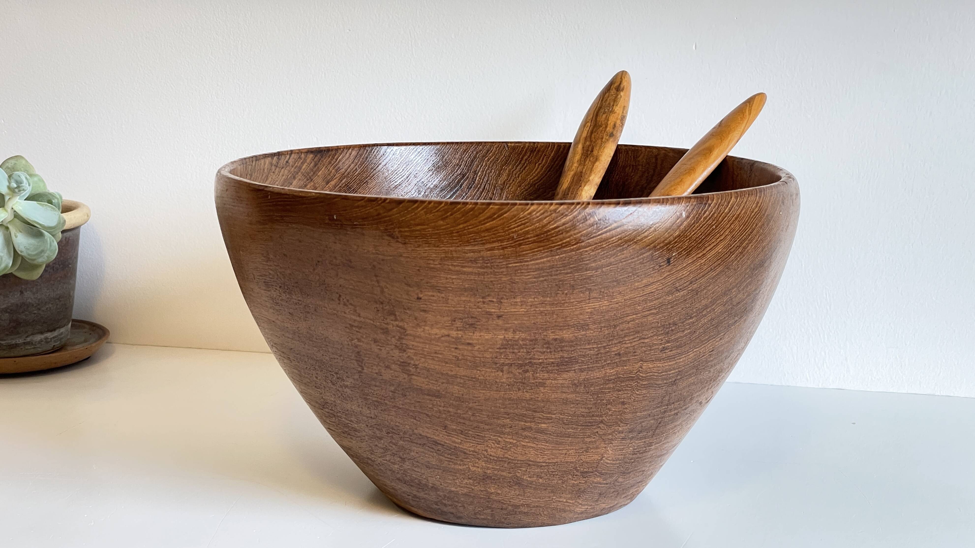 Scandinavian salad bowl in solid teak and cutlery