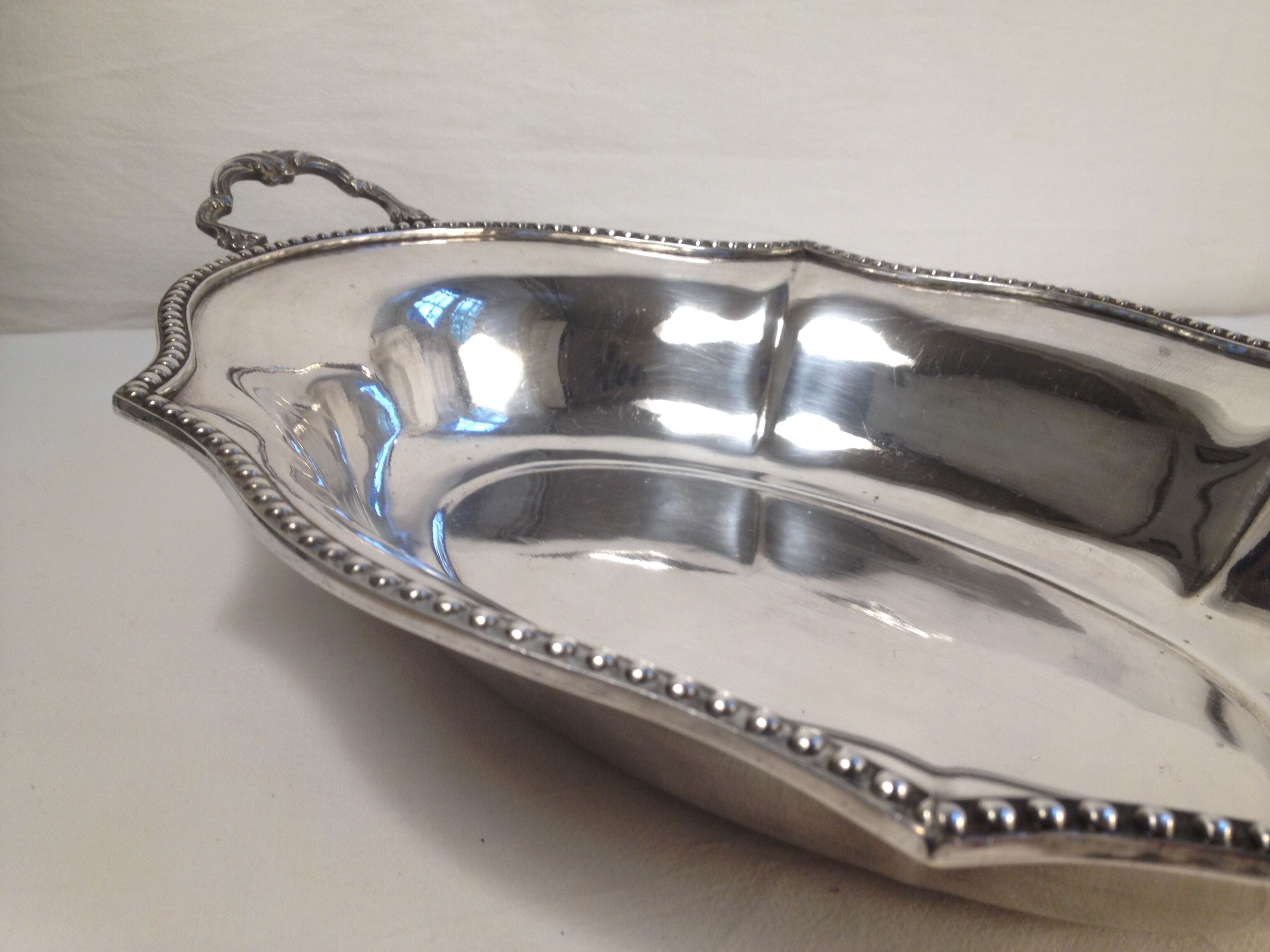 Serving dish in silver metal