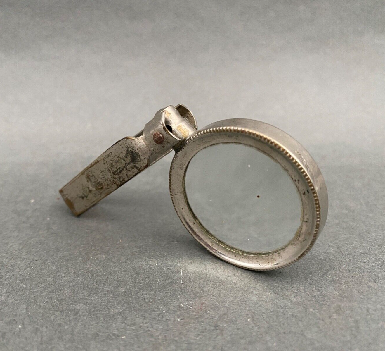 Foldable magnifying glass in silver metal 1900